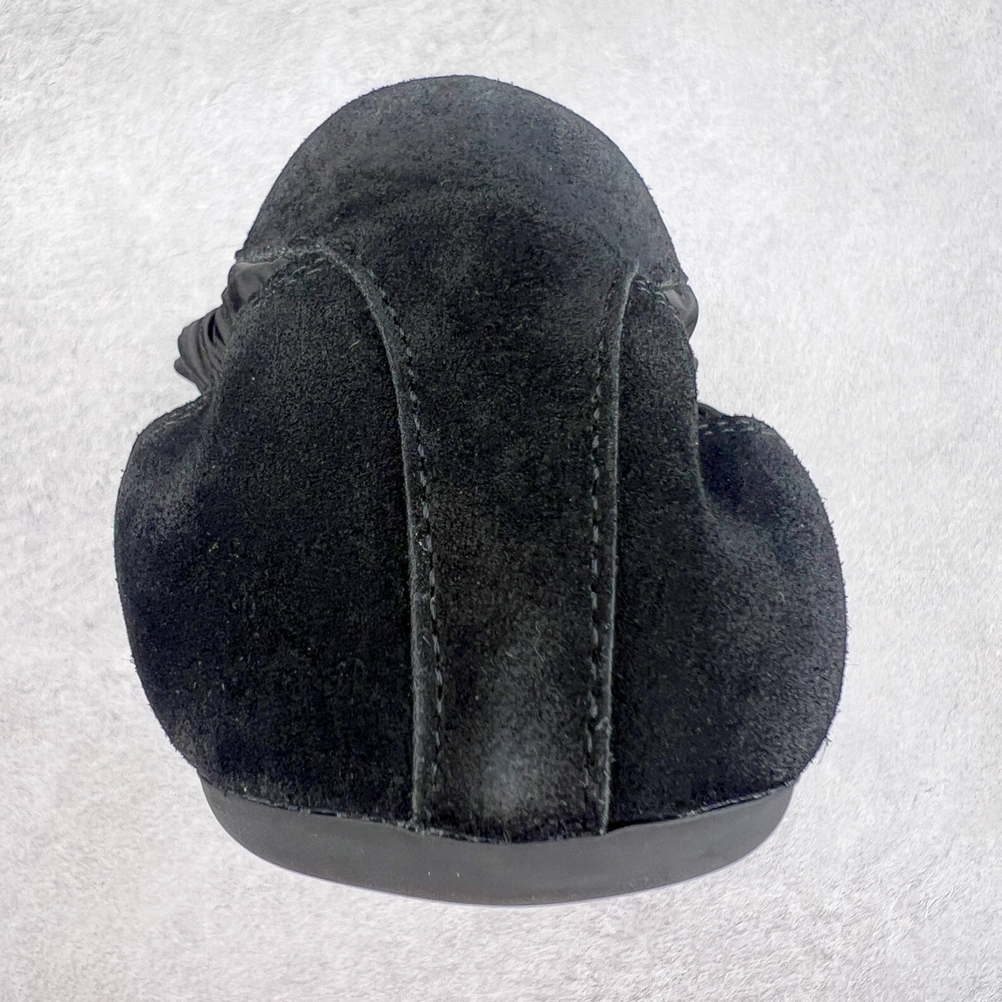 图片[8]-Prada 普拉达早春夏秀款薄底德训鞋 2025ss秀款出境率最高的单品 原版1比1开发 面料丝光牛反绒 牛皮垫脚 橡胶大底 内里羊皮包裹 软软糯糯的 鞋垫加厚小羊皮 踩上去无比舒适 有支撑感 又包裹得很好的感觉 鞋型包裹感十足 轻便好穿实用的一款休闲鞋 原版开模橡胶大底 尺码：35 36 37 38 39 40 41 42 43 44-选品中心