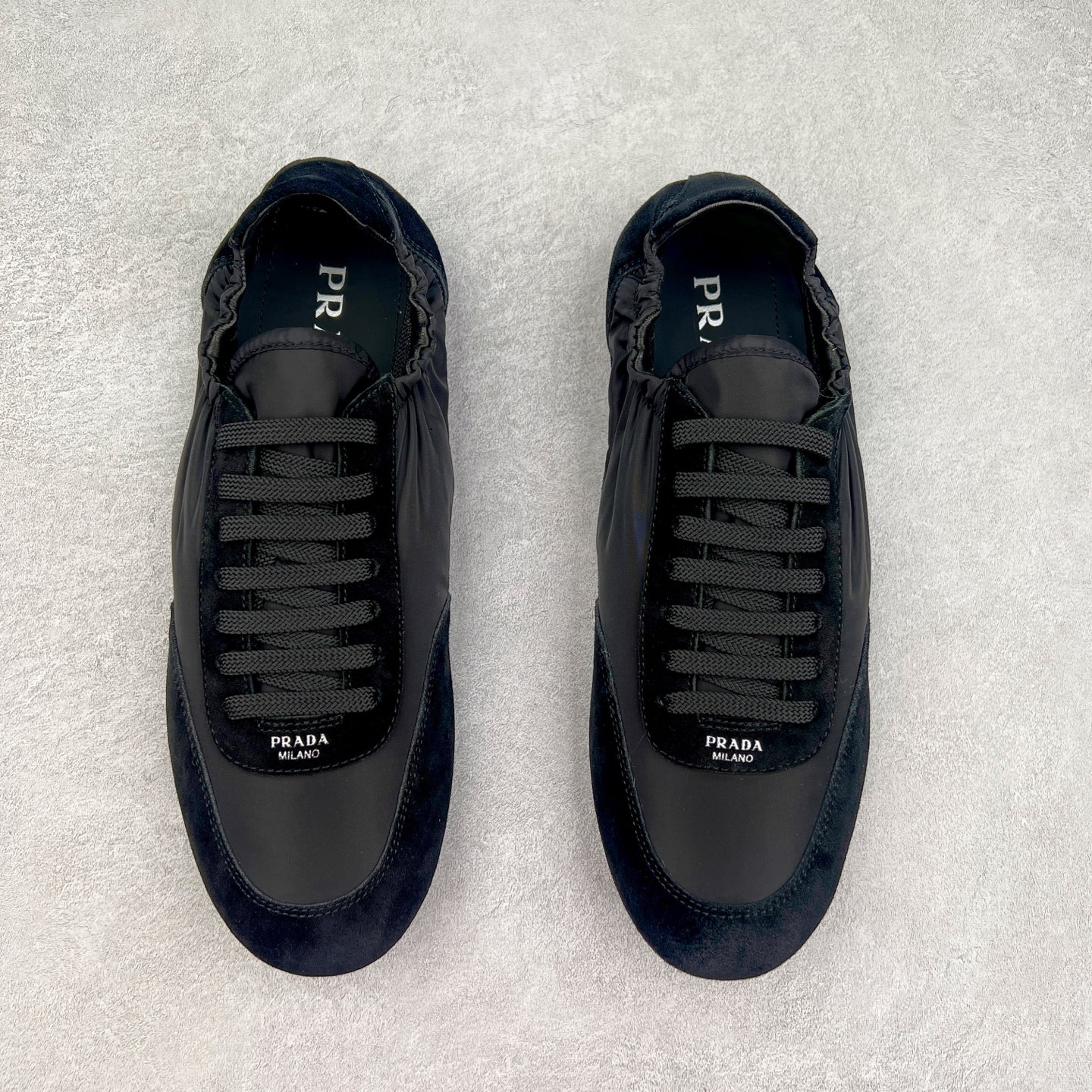 图片[2]-Prada 普拉达早春夏秀款薄底德训鞋 2025ss秀款出境率最高的单品 原版1比1开发 面料丝光牛反绒 牛皮垫脚 橡胶大底 内里羊皮包裹 软软糯糯的 鞋垫加厚小羊皮 踩上去无比舒适 有支撑感 又包裹得很好的感觉 鞋型包裹感十足 轻便好穿实用的一款休闲鞋 原版开模橡胶大底 尺码：35 36 37 38 39 40 41 42 43 44-选品中心