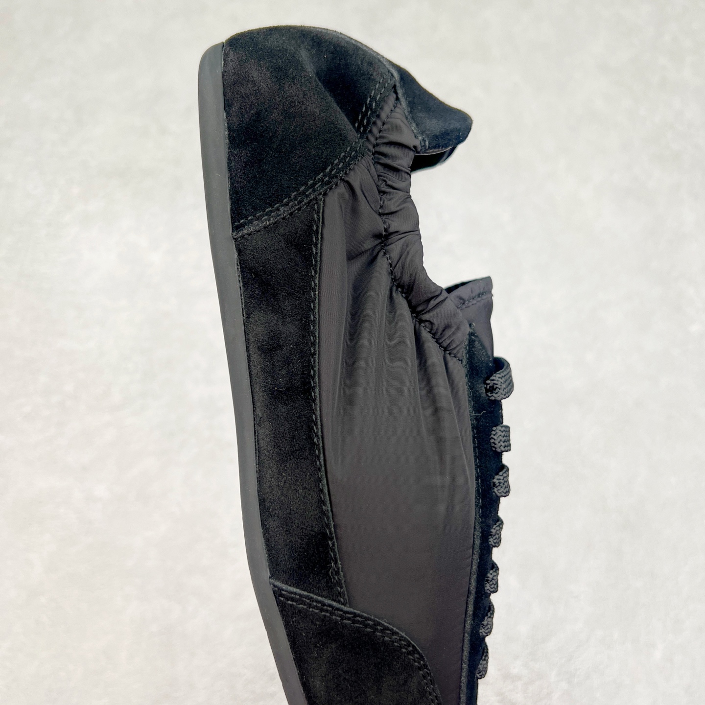 图片[6]-Prada 普拉达早春夏秀款薄底德训鞋 2025ss秀款出境率最高的单品 原版1比1开发 面料丝光牛反绒 牛皮垫脚 橡胶大底 内里羊皮包裹 软软糯糯的 鞋垫加厚小羊皮 踩上去无比舒适 有支撑感 又包裹得很好的感觉 鞋型包裹感十足 轻便好穿实用的一款休闲鞋 原版开模橡胶大底 尺码：35 36 37 38 39 40 41 42 43 44-选品中心