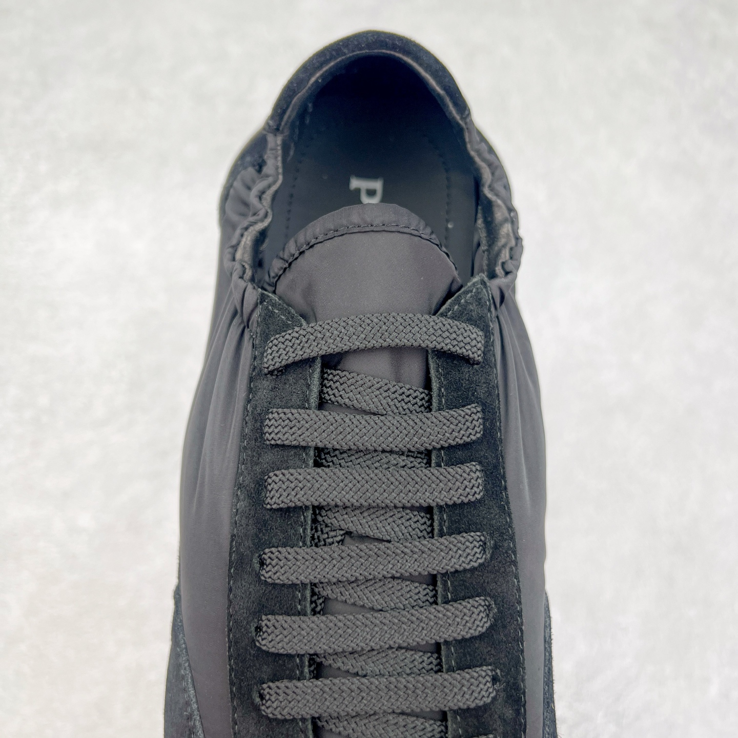 图片[5]-Prada 普拉达早春夏秀款薄底德训鞋 2025ss秀款出境率最高的单品 原版1比1开发 面料丝光牛反绒 牛皮垫脚 橡胶大底 内里羊皮包裹 软软糯糯的 鞋垫加厚小羊皮 踩上去无比舒适 有支撑感 又包裹得很好的感觉 鞋型包裹感十足 轻便好穿实用的一款休闲鞋 原版开模橡胶大底 尺码：35 36 37 38 39 40 41 42 43 44-选品中心