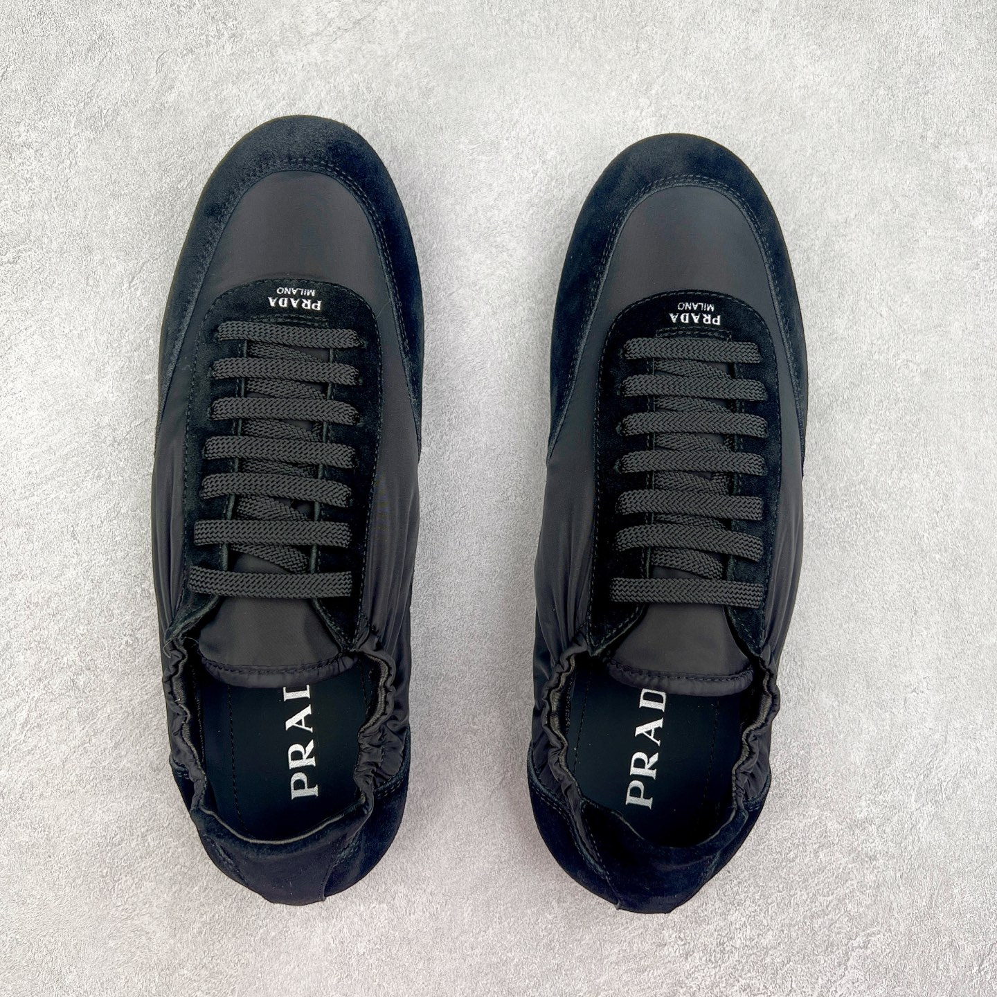 图片[3]-Prada 普拉达早春夏秀款薄底德训鞋 2025ss秀款出境率最高的单品 原版1比1开发 面料丝光牛反绒 牛皮垫脚 橡胶大底 内里羊皮包裹 软软糯糯的 鞋垫加厚小羊皮 踩上去无比舒适 有支撑感 又包裹得很好的感觉 鞋型包裹感十足 轻便好穿实用的一款休闲鞋 原版开模橡胶大底 尺码：35 36 37 38 39 40 41 42 43 44-选品中心