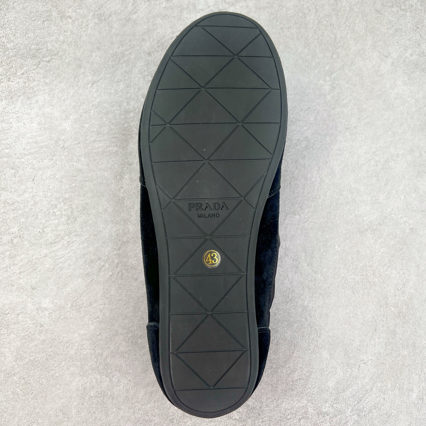 图片[9]-Prada 普拉达早春夏秀款薄底德训鞋 2025ss秀款出境率最高的单品 原版1比1开发 面料丝光牛反绒 牛皮垫脚 橡胶大底 内里羊皮包裹 软软糯糯的 鞋垫加厚小羊皮 踩上去无比舒适 有支撑感 又包裹得很好的感觉 鞋型包裹感十足 轻便好穿实用的一款休闲鞋 原版开模橡胶大底 尺码：35 36 37 38 39 40 41 42 43 44-选品中心