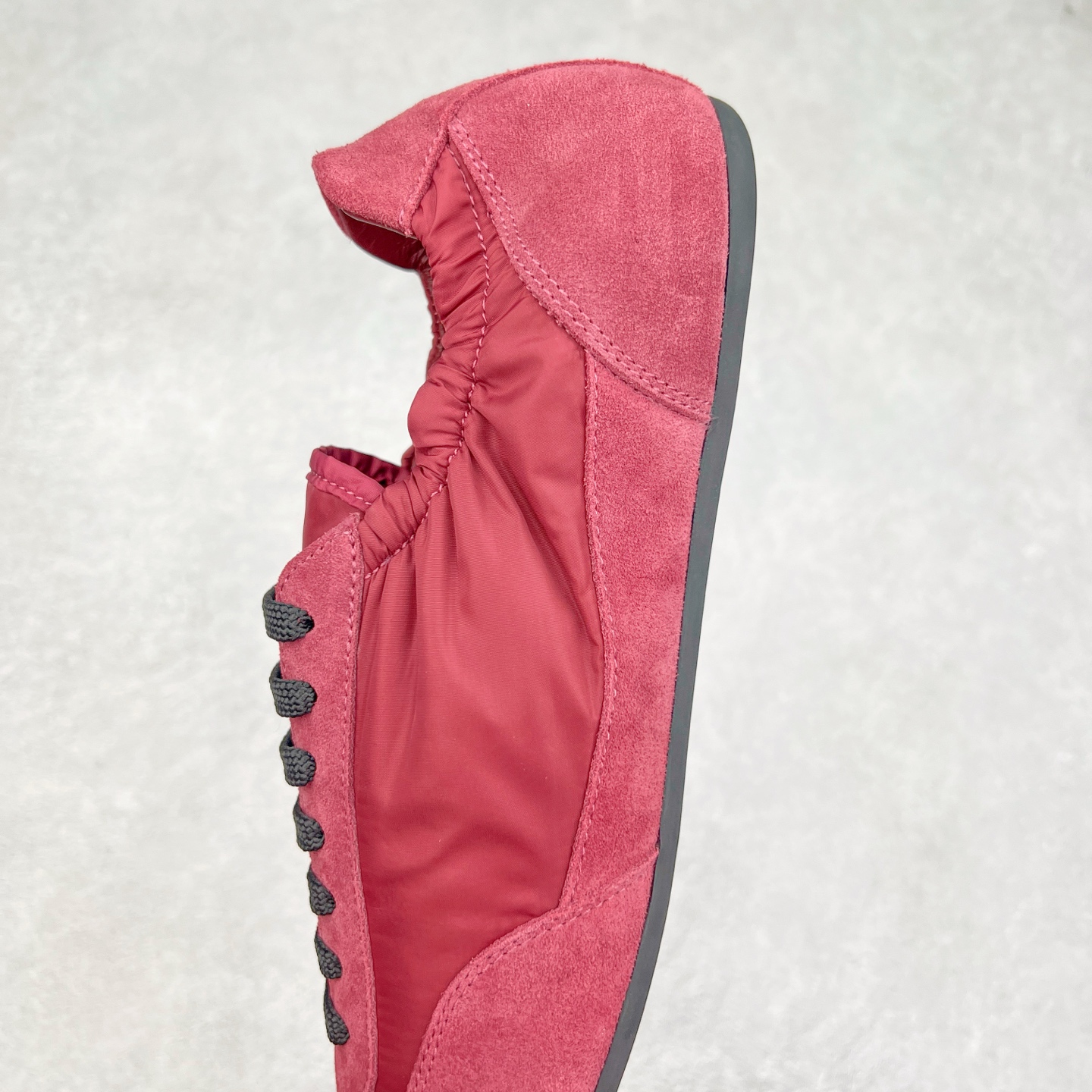 图片[7]-Prada 普拉达早春夏秀款薄底德训鞋 2025ss秀款出境率最高的单品 原版1比1开发 面料丝光牛反绒 牛皮垫脚 橡胶大底 内里羊皮包裹 软软糯糯的 鞋垫加厚小羊皮 踩上去无比舒适 有支撑感 又包裹得很好的感觉 鞋型包裹感十足 轻便好穿实用的一款休闲鞋 原版开模橡胶大底 尺码：35 36 37 38 39 40 41 42 43 44-选品中心