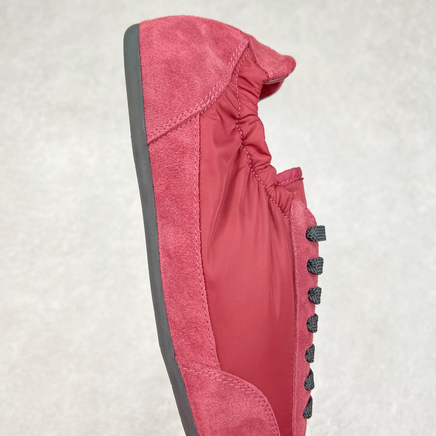 图片[6]-Prada 普拉达早春夏秀款薄底德训鞋 2025ss秀款出境率最高的单品 原版1比1开发 面料丝光牛反绒 牛皮垫脚 橡胶大底 内里羊皮包裹 软软糯糯的 鞋垫加厚小羊皮 踩上去无比舒适 有支撑感 又包裹得很好的感觉 鞋型包裹感十足 轻便好穿实用的一款休闲鞋 原版开模橡胶大底 尺码：35 36 37 38 39 40 41 42 43 44-选品中心