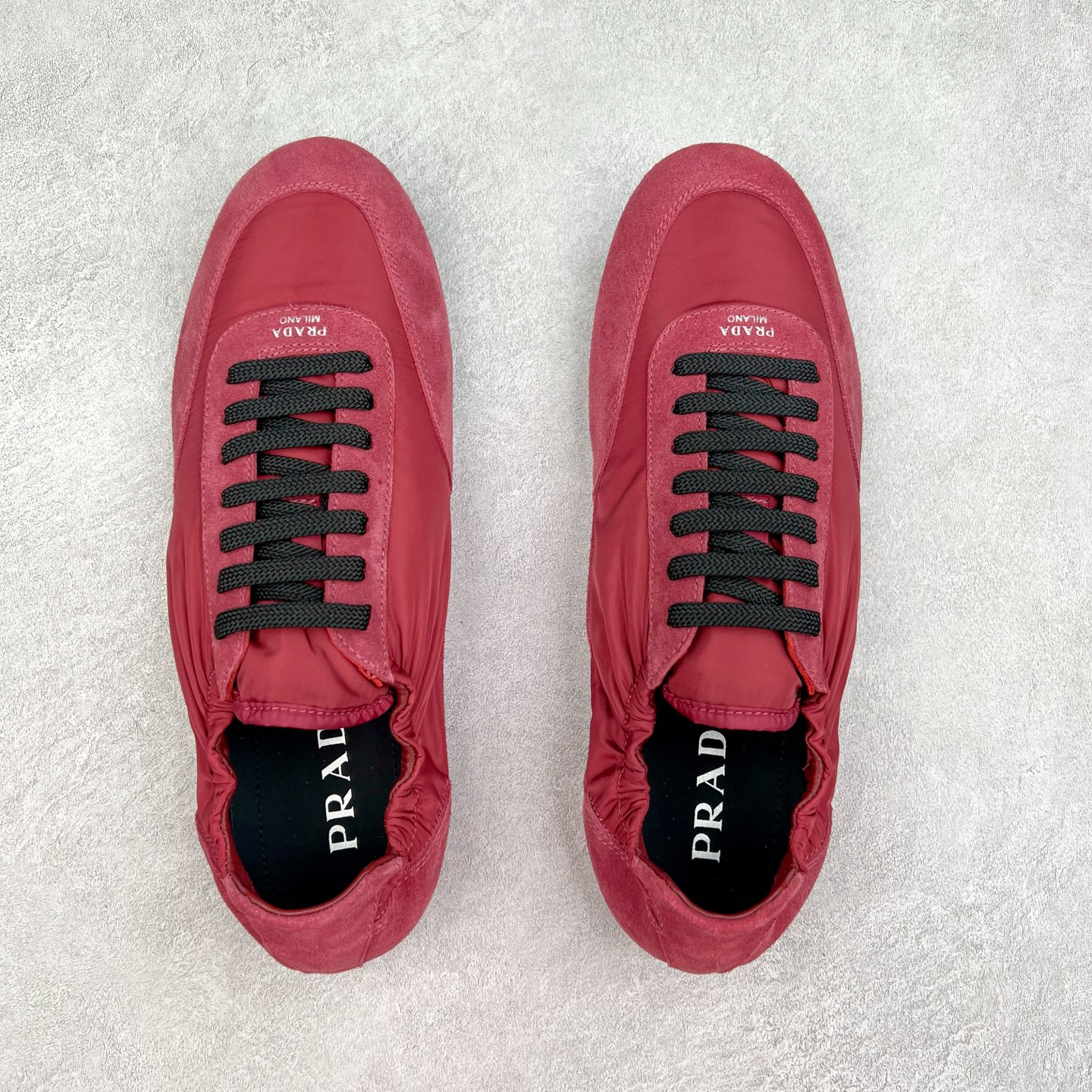 图片[3]-Prada 普拉达早春夏秀款薄底德训鞋 2025ss秀款出境率最高的单品 原版1比1开发 面料丝光牛反绒 牛皮垫脚 橡胶大底 内里羊皮包裹 软软糯糯的 鞋垫加厚小羊皮 踩上去无比舒适 有支撑感 又包裹得很好的感觉 鞋型包裹感十足 轻便好穿实用的一款休闲鞋 原版开模橡胶大底 尺码：35 36 37 38 39 40 41 42 43 44-选品中心