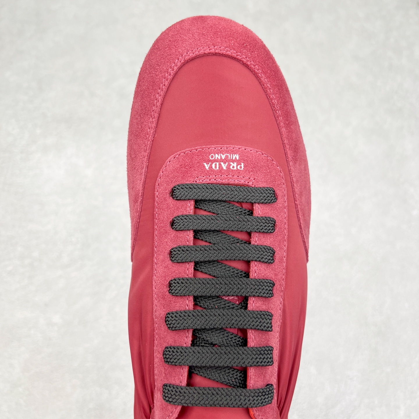 图片[4]-Prada 普拉达早春夏秀款薄底德训鞋 2025ss秀款出境率最高的单品 原版1比1开发 面料丝光牛反绒 牛皮垫脚 橡胶大底 内里羊皮包裹 软软糯糯的 鞋垫加厚小羊皮 踩上去无比舒适 有支撑感 又包裹得很好的感觉 鞋型包裹感十足 轻便好穿实用的一款休闲鞋 原版开模橡胶大底 尺码：35 36 37 38 39 40 41 42 43 44-选品中心