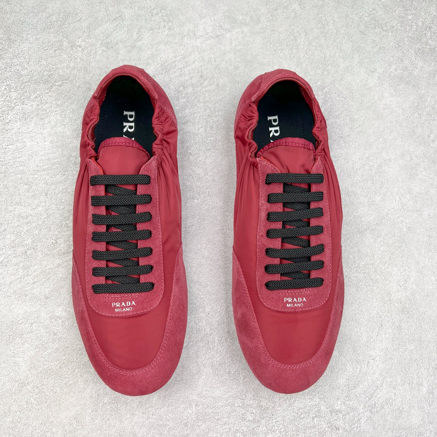 图片[2]-Prada 普拉达早春夏秀款薄底德训鞋 2025ss秀款出境率最高的单品 原版1比1开发 面料丝光牛反绒 牛皮垫脚 橡胶大底 内里羊皮包裹 软软糯糯的 鞋垫加厚小羊皮 踩上去无比舒适 有支撑感 又包裹得很好的感觉 鞋型包裹感十足 轻便好穿实用的一款休闲鞋 原版开模橡胶大底 尺码：35 36 37 38 39 40 41 42 43 44-选品中心