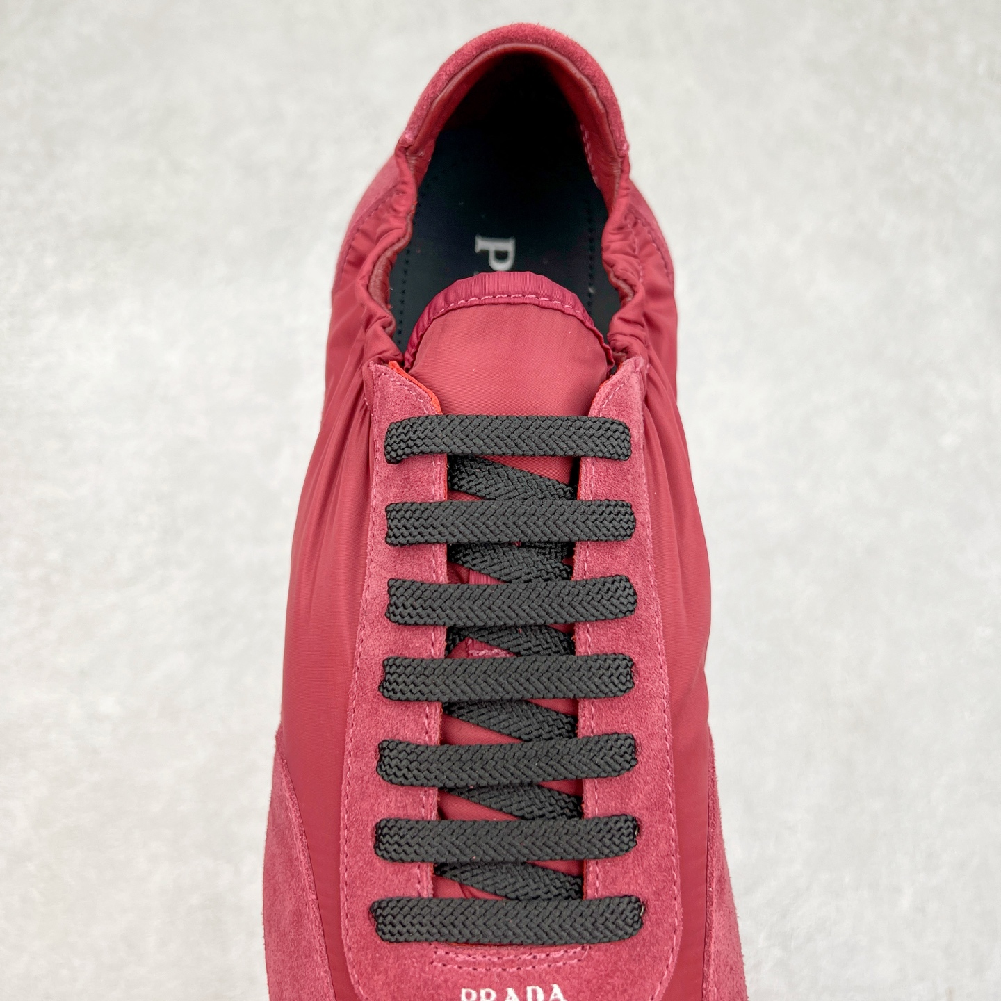 图片[5]-Prada 普拉达早春夏秀款薄底德训鞋 2025ss秀款出境率最高的单品 原版1比1开发 面料丝光牛反绒 牛皮垫脚 橡胶大底 内里羊皮包裹 软软糯糯的 鞋垫加厚小羊皮 踩上去无比舒适 有支撑感 又包裹得很好的感觉 鞋型包裹感十足 轻便好穿实用的一款休闲鞋 原版开模橡胶大底 尺码：35 36 37 38 39 40 41 42 43 44-选品中心