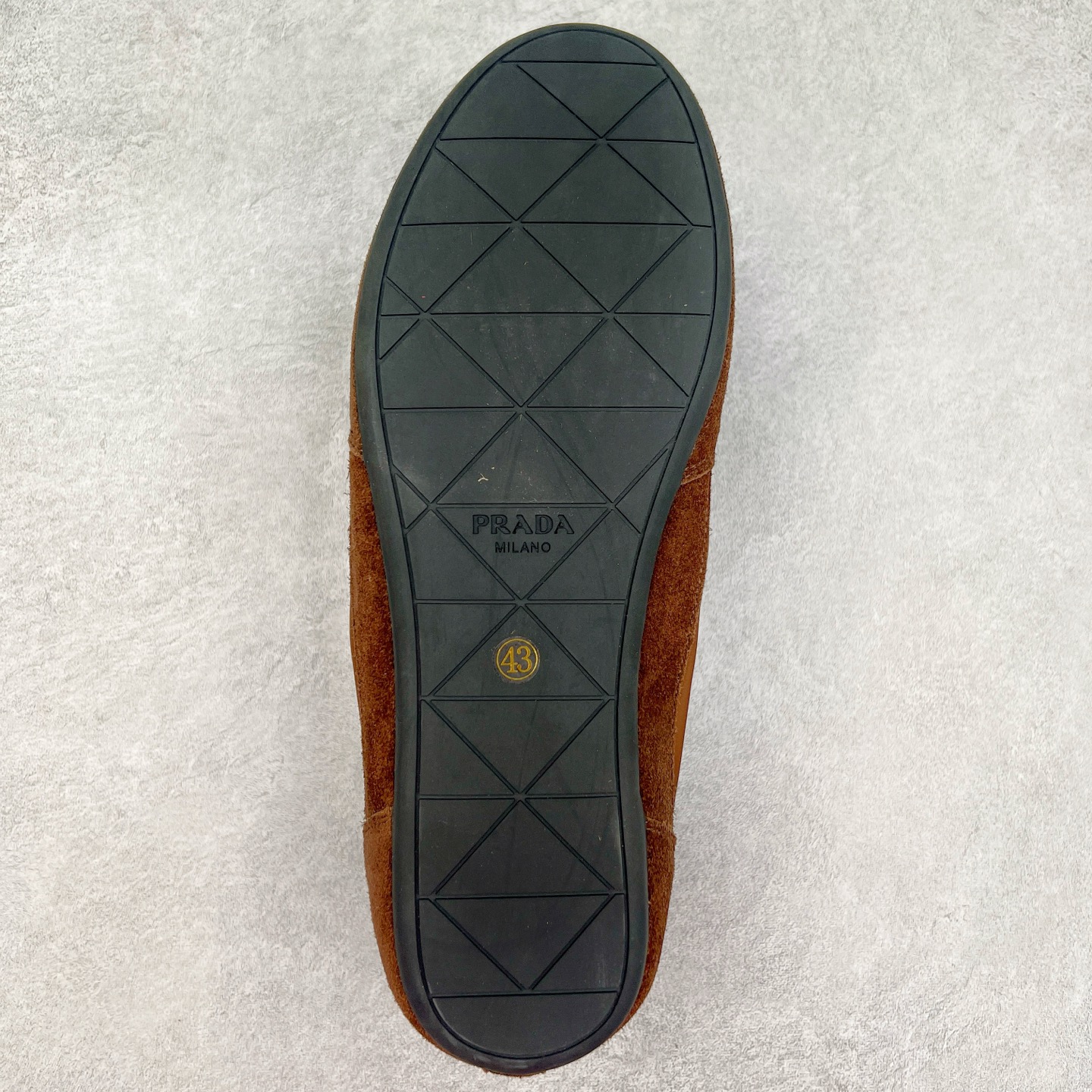 图片[9]-Prada 普拉达早春夏秀款薄底德训鞋 2025ss秀款出境率最高的单品 原版1比1开发 面料丝光牛反绒 牛皮垫脚 橡胶大底 内里羊皮包裹 软软糯糯的 鞋垫加厚小羊皮 踩上去无比舒适 有支撑感 又包裹得很好的感觉 鞋型包裹感十足 轻便好穿实用的一款休闲鞋 原版开模橡胶大底 尺码：35 36 37 38 39 40 41 42 43 44-选品中心