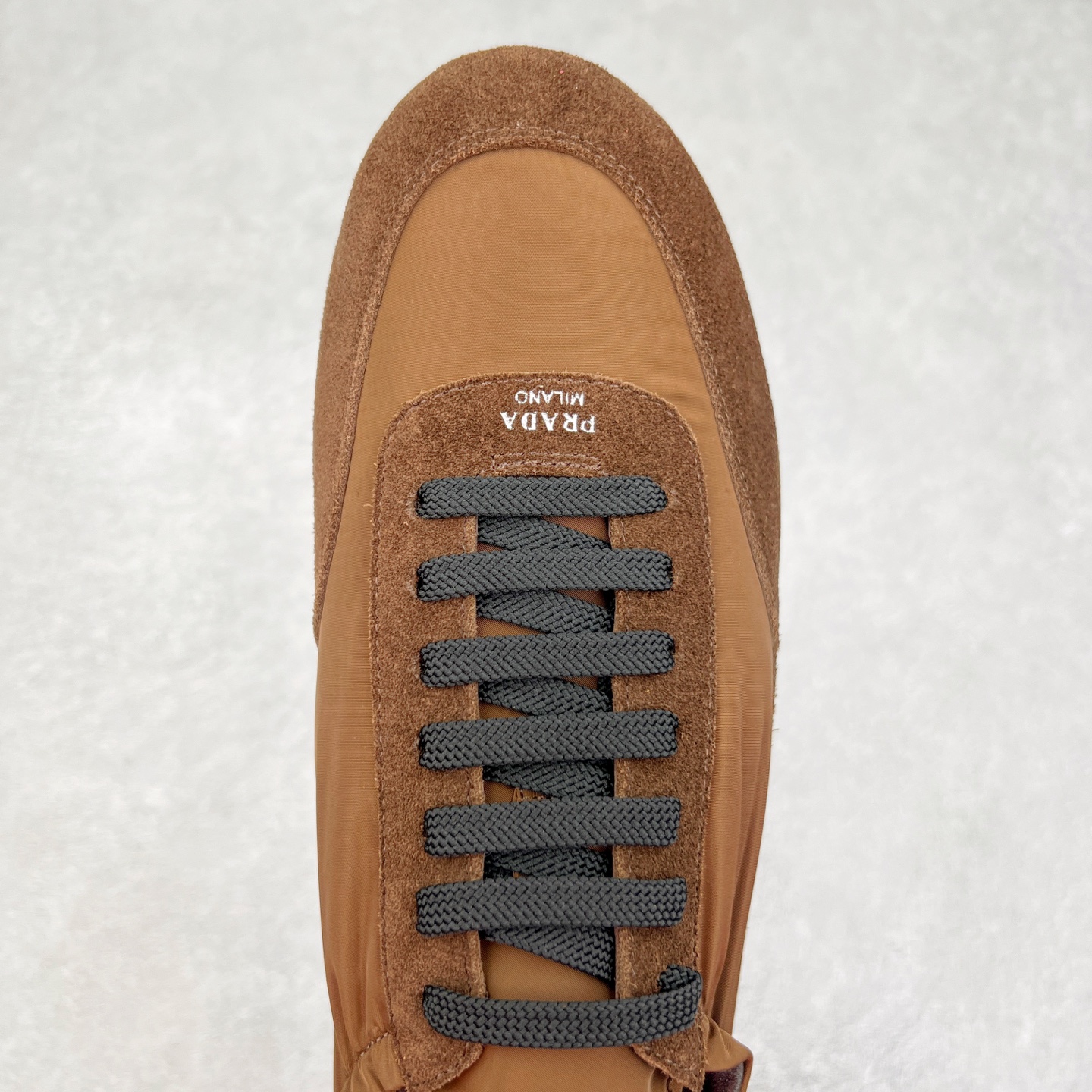 图片[4]-Prada 普拉达早春夏秀款薄底德训鞋 2025ss秀款出境率最高的单品 原版1比1开发 面料丝光牛反绒 牛皮垫脚 橡胶大底 内里羊皮包裹 软软糯糯的 鞋垫加厚小羊皮 踩上去无比舒适 有支撑感 又包裹得很好的感觉 鞋型包裹感十足 轻便好穿实用的一款休闲鞋 原版开模橡胶大底 尺码：35 36 37 38 39 40 41 42 43 44-选品中心