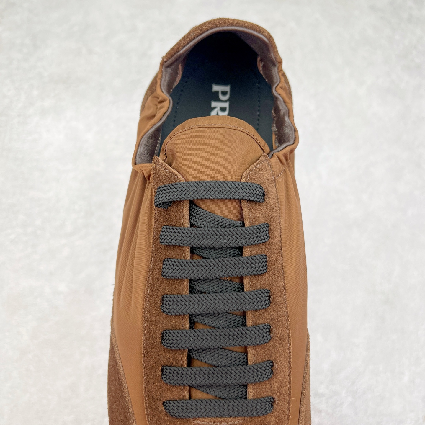 图片[5]-Prada 普拉达早春夏秀款薄底德训鞋 2025ss秀款出境率最高的单品 原版1比1开发 面料丝光牛反绒 牛皮垫脚 橡胶大底 内里羊皮包裹 软软糯糯的 鞋垫加厚小羊皮 踩上去无比舒适 有支撑感 又包裹得很好的感觉 鞋型包裹感十足 轻便好穿实用的一款休闲鞋 原版开模橡胶大底 尺码：35 36 37 38 39 40 41 42 43 44-选品中心