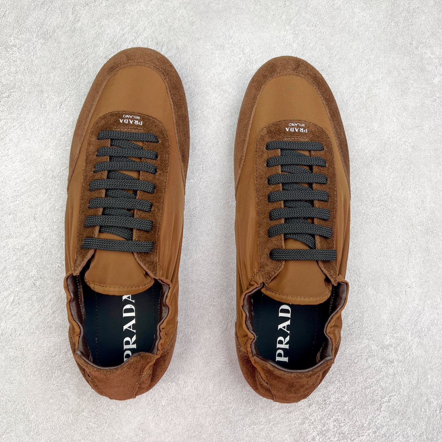 图片[3]-Prada 普拉达早春夏秀款薄底德训鞋 2025ss秀款出境率最高的单品 原版1比1开发 面料丝光牛反绒 牛皮垫脚 橡胶大底 内里羊皮包裹 软软糯糯的 鞋垫加厚小羊皮 踩上去无比舒适 有支撑感 又包裹得很好的感觉 鞋型包裹感十足 轻便好穿实用的一款休闲鞋 原版开模橡胶大底 尺码：35 36 37 38 39 40 41 42 43 44-选品中心