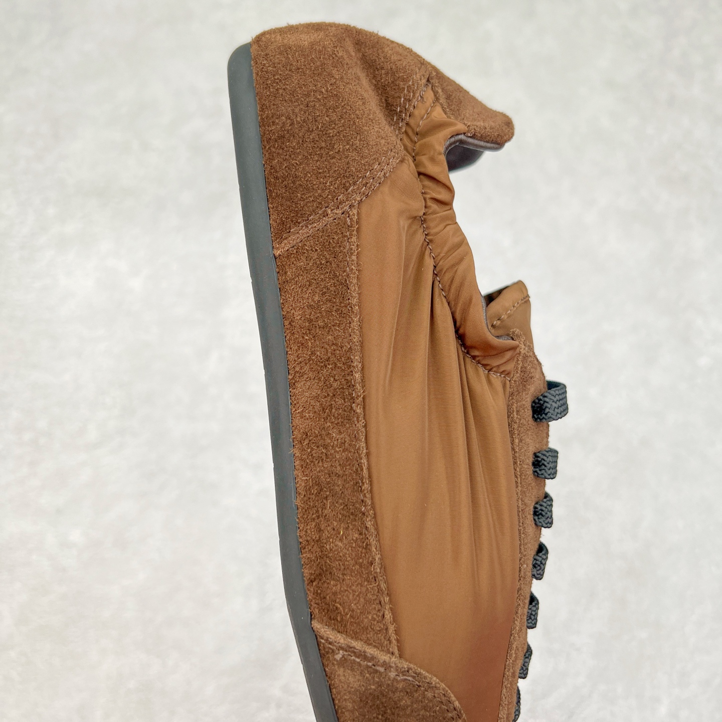 图片[6]-Prada 普拉达早春夏秀款薄底德训鞋 2025ss秀款出境率最高的单品 原版1比1开发 面料丝光牛反绒 牛皮垫脚 橡胶大底 内里羊皮包裹 软软糯糯的 鞋垫加厚小羊皮 踩上去无比舒适 有支撑感 又包裹得很好的感觉 鞋型包裹感十足 轻便好穿实用的一款休闲鞋 原版开模橡胶大底 尺码：35 36 37 38 39 40 41 42 43 44-选品中心