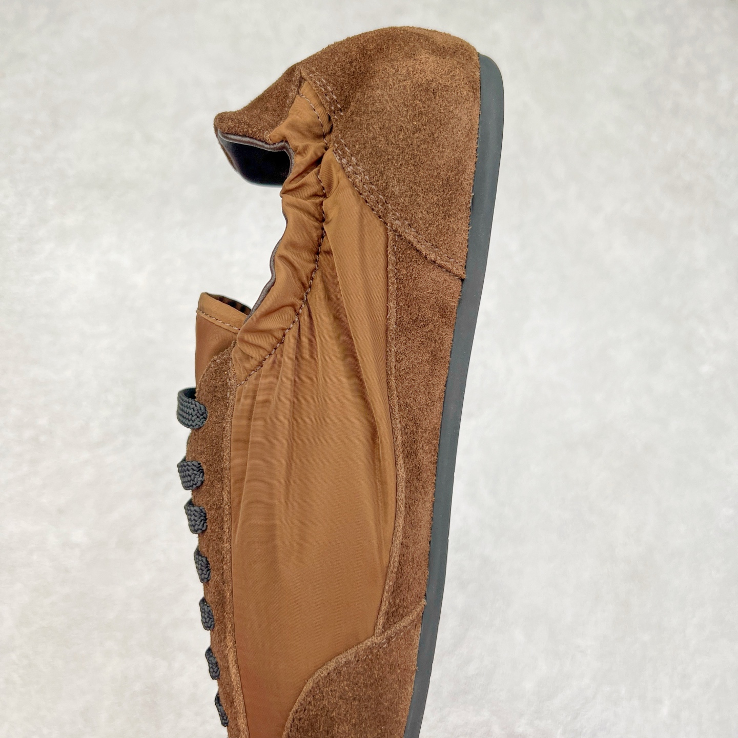 图片[7]-Prada 普拉达早春夏秀款薄底德训鞋 2025ss秀款出境率最高的单品 原版1比1开发 面料丝光牛反绒 牛皮垫脚 橡胶大底 内里羊皮包裹 软软糯糯的 鞋垫加厚小羊皮 踩上去无比舒适 有支撑感 又包裹得很好的感觉 鞋型包裹感十足 轻便好穿实用的一款休闲鞋 原版开模橡胶大底 尺码：35 36 37 38 39 40 41 42 43 44-选品中心