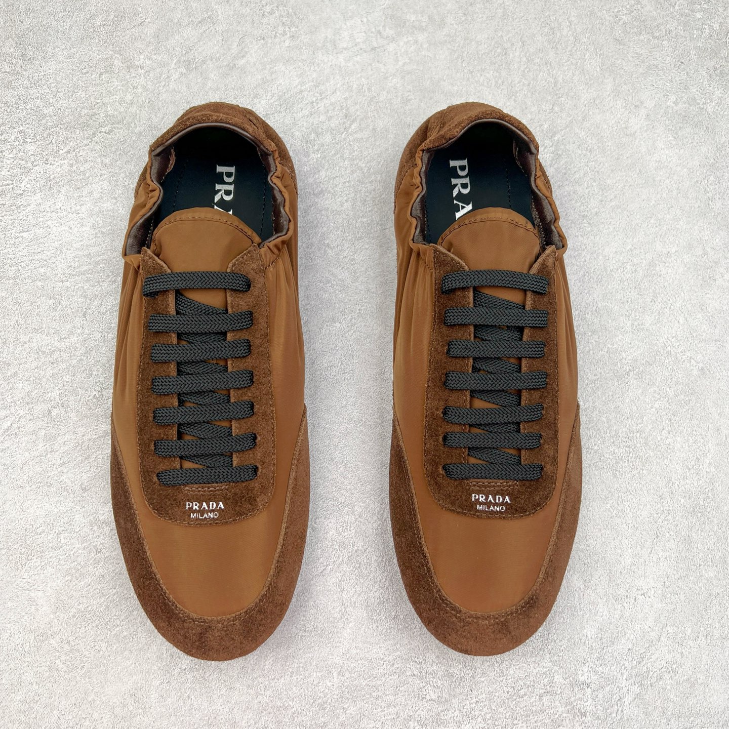 图片[2]-Prada 普拉达早春夏秀款薄底德训鞋 2025ss秀款出境率最高的单品 原版1比1开发 面料丝光牛反绒 牛皮垫脚 橡胶大底 内里羊皮包裹 软软糯糯的 鞋垫加厚小羊皮 踩上去无比舒适 有支撑感 又包裹得很好的感觉 鞋型包裹感十足 轻便好穿实用的一款休闲鞋 原版开模橡胶大底 尺码：35 36 37 38 39 40 41 42 43 44-选品中心