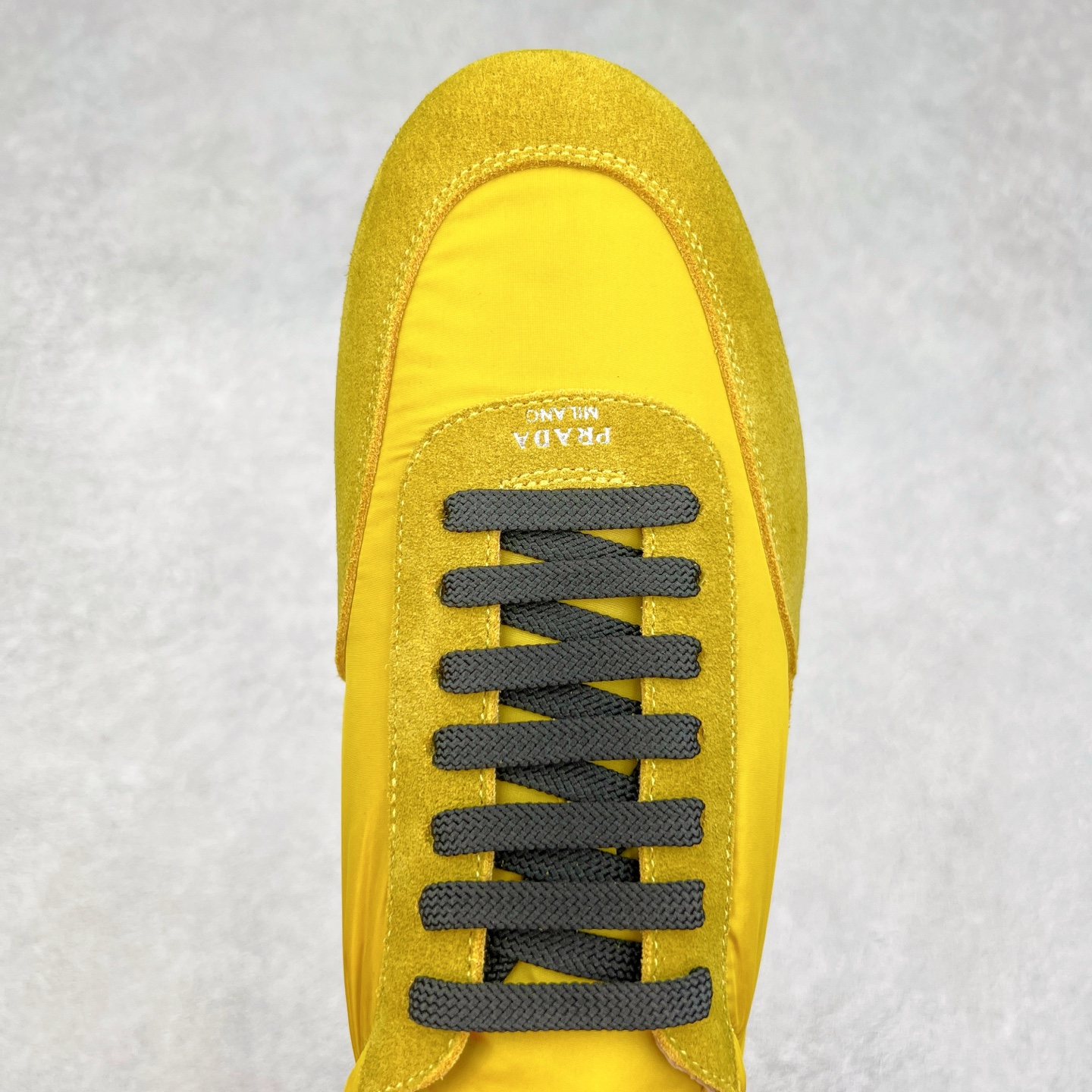 图片[4]-Prada 普拉达早春夏秀款薄底德训鞋 2025ss秀款出境率最高的单品 原版1比1开发 面料丝光牛反绒 牛皮垫脚 橡胶大底 内里羊皮包裹 软软糯糯的 鞋垫加厚小羊皮 踩上去无比舒适 有支撑感 又包裹得很好的感觉 鞋型包裹感十足 轻便好穿实用的一款休闲鞋 原版开模橡胶大底 尺码：35 36 37 38 39 40 41 42 43 44-选品中心