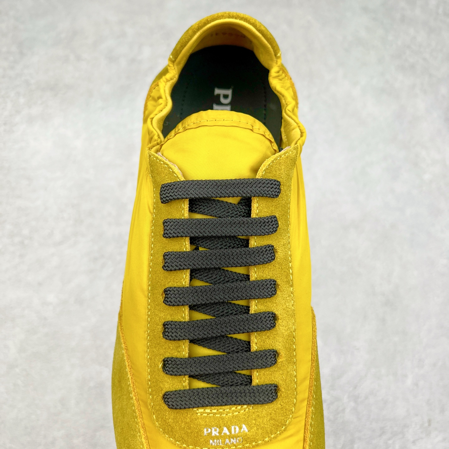 图片[5]-Prada 普拉达早春夏秀款薄底德训鞋 2025ss秀款出境率最高的单品 原版1比1开发 面料丝光牛反绒 牛皮垫脚 橡胶大底 内里羊皮包裹 软软糯糯的 鞋垫加厚小羊皮 踩上去无比舒适 有支撑感 又包裹得很好的感觉 鞋型包裹感十足 轻便好穿实用的一款休闲鞋 原版开模橡胶大底 尺码：35 36 37 38 39 40 41 42 43 44-选品中心