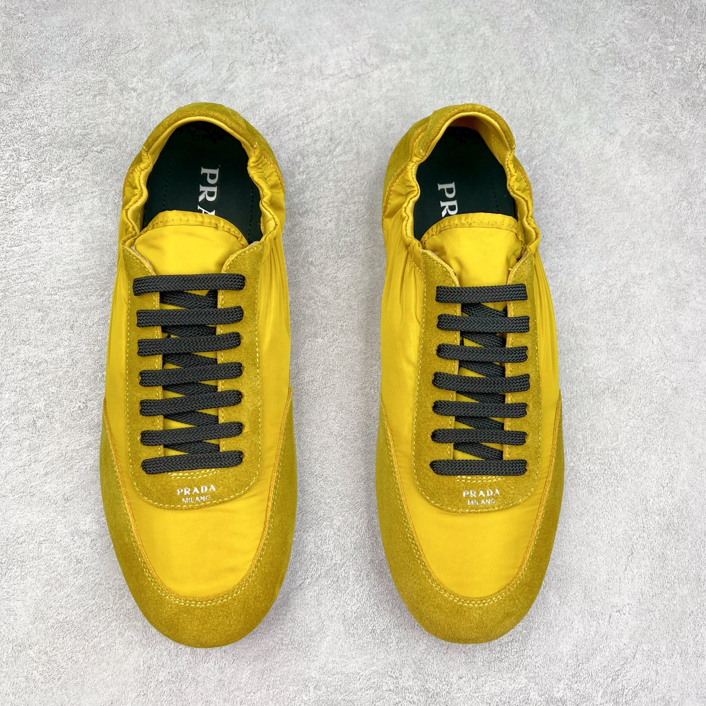 图片[2]-Prada 普拉达早春夏秀款薄底德训鞋 2025ss秀款出境率最高的单品 原版1比1开发 面料丝光牛反绒 牛皮垫脚 橡胶大底 内里羊皮包裹 软软糯糯的 鞋垫加厚小羊皮 踩上去无比舒适 有支撑感 又包裹得很好的感觉 鞋型包裹感十足 轻便好穿实用的一款休闲鞋 原版开模橡胶大底 尺码：35 36 37 38 39 40 41 42 43 44-选品中心