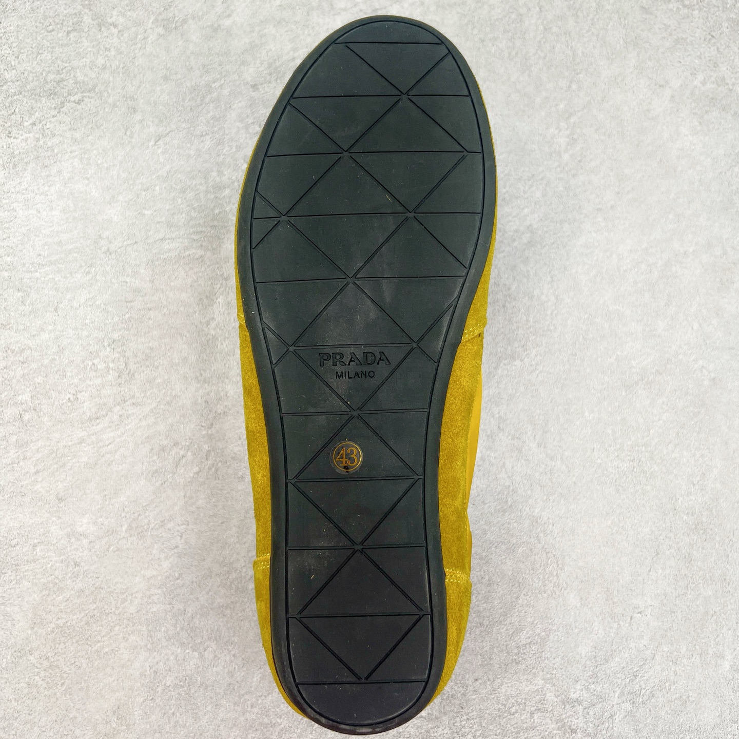 图片[9]-Prada 普拉达早春夏秀款薄底德训鞋 2025ss秀款出境率最高的单品 原版1比1开发 面料丝光牛反绒 牛皮垫脚 橡胶大底 内里羊皮包裹 软软糯糯的 鞋垫加厚小羊皮 踩上去无比舒适 有支撑感 又包裹得很好的感觉 鞋型包裹感十足 轻便好穿实用的一款休闲鞋 原版开模橡胶大底 尺码：35 36 37 38 39 40 41 42 43 44-选品中心