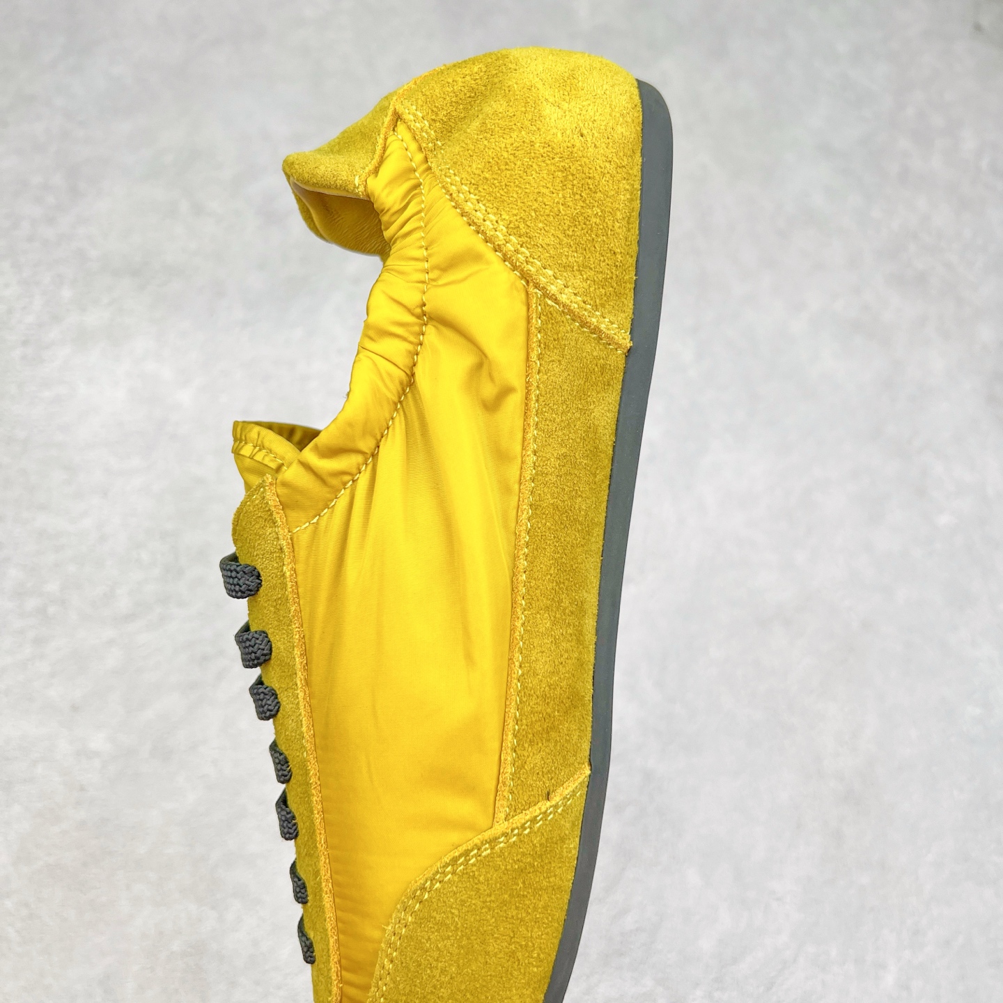 图片[7]-Prada 普拉达早春夏秀款薄底德训鞋 2025ss秀款出境率最高的单品 原版1比1开发 面料丝光牛反绒 牛皮垫脚 橡胶大底 内里羊皮包裹 软软糯糯的 鞋垫加厚小羊皮 踩上去无比舒适 有支撑感 又包裹得很好的感觉 鞋型包裹感十足 轻便好穿实用的一款休闲鞋 原版开模橡胶大底 尺码：35 36 37 38 39 40 41 42 43 44-选品中心