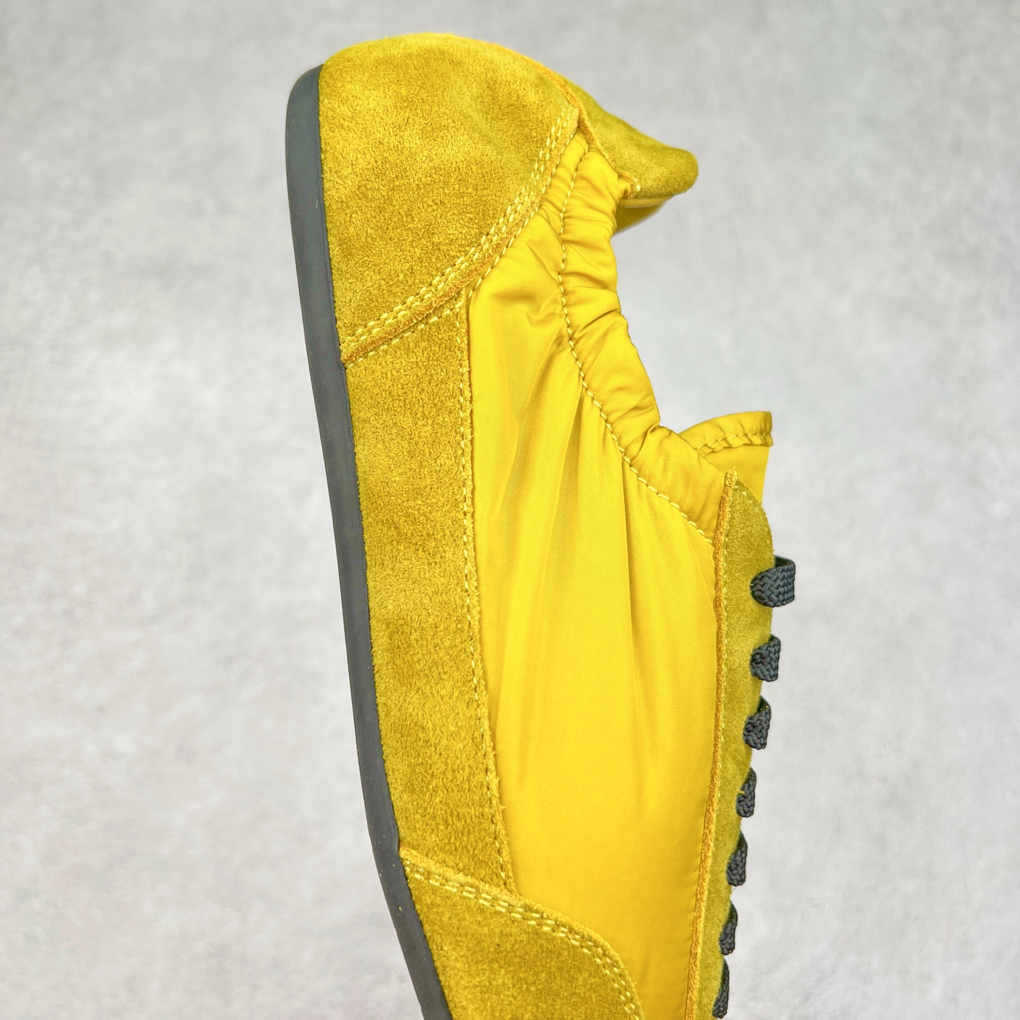 图片[6]-Prada 普拉达早春夏秀款薄底德训鞋 2025ss秀款出境率最高的单品 原版1比1开发 面料丝光牛反绒 牛皮垫脚 橡胶大底 内里羊皮包裹 软软糯糯的 鞋垫加厚小羊皮 踩上去无比舒适 有支撑感 又包裹得很好的感觉 鞋型包裹感十足 轻便好穿实用的一款休闲鞋 原版开模橡胶大底 尺码：35 36 37 38 39 40 41 42 43 44-选品中心