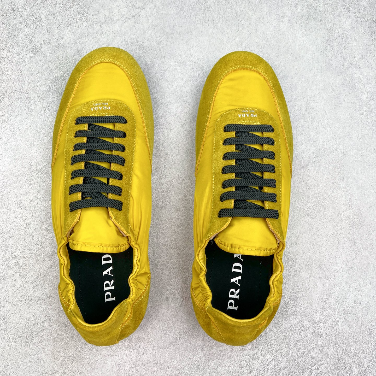 图片[3]-Prada 普拉达早春夏秀款薄底德训鞋 2025ss秀款出境率最高的单品 原版1比1开发 面料丝光牛反绒 牛皮垫脚 橡胶大底 内里羊皮包裹 软软糯糯的 鞋垫加厚小羊皮 踩上去无比舒适 有支撑感 又包裹得很好的感觉 鞋型包裹感十足 轻便好穿实用的一款休闲鞋 原版开模橡胶大底 尺码：35 36 37 38 39 40 41 42 43 44-选品中心