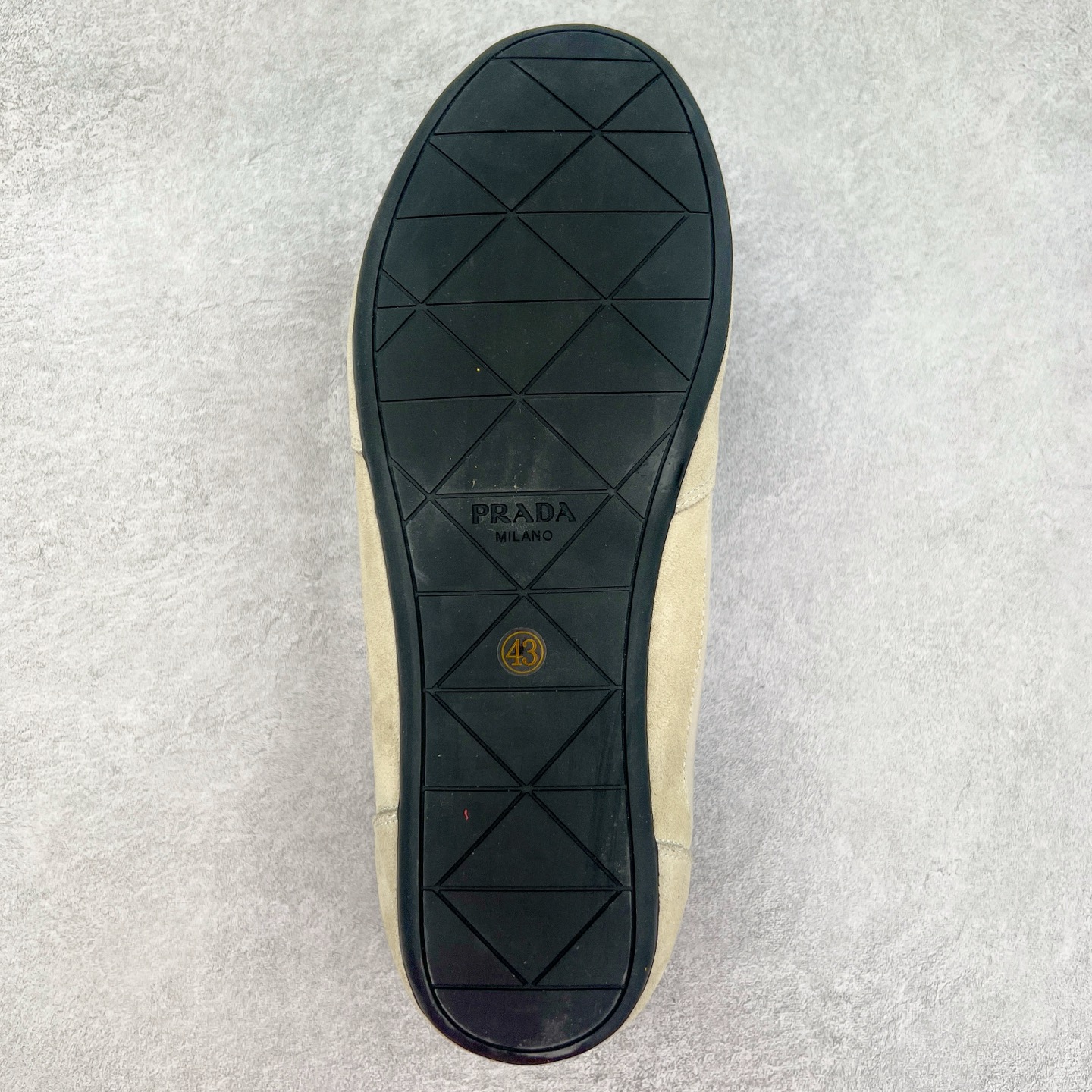 图片[9]-Prada 普拉达早春夏秀款薄底德训鞋 2025ss秀款出境率最高的单品 原版1比1开发 面料丝光牛反绒 牛皮垫脚 橡胶大底 内里羊皮包裹 软软糯糯的 鞋垫加厚小羊皮 踩上去无比舒适 有支撑感 又包裹得很好的感觉 鞋型包裹感十足 轻便好穿实用的一款休闲鞋 原版开模橡胶大底 尺码：35 36 37 38 39 40 41 42 43 44-选品中心