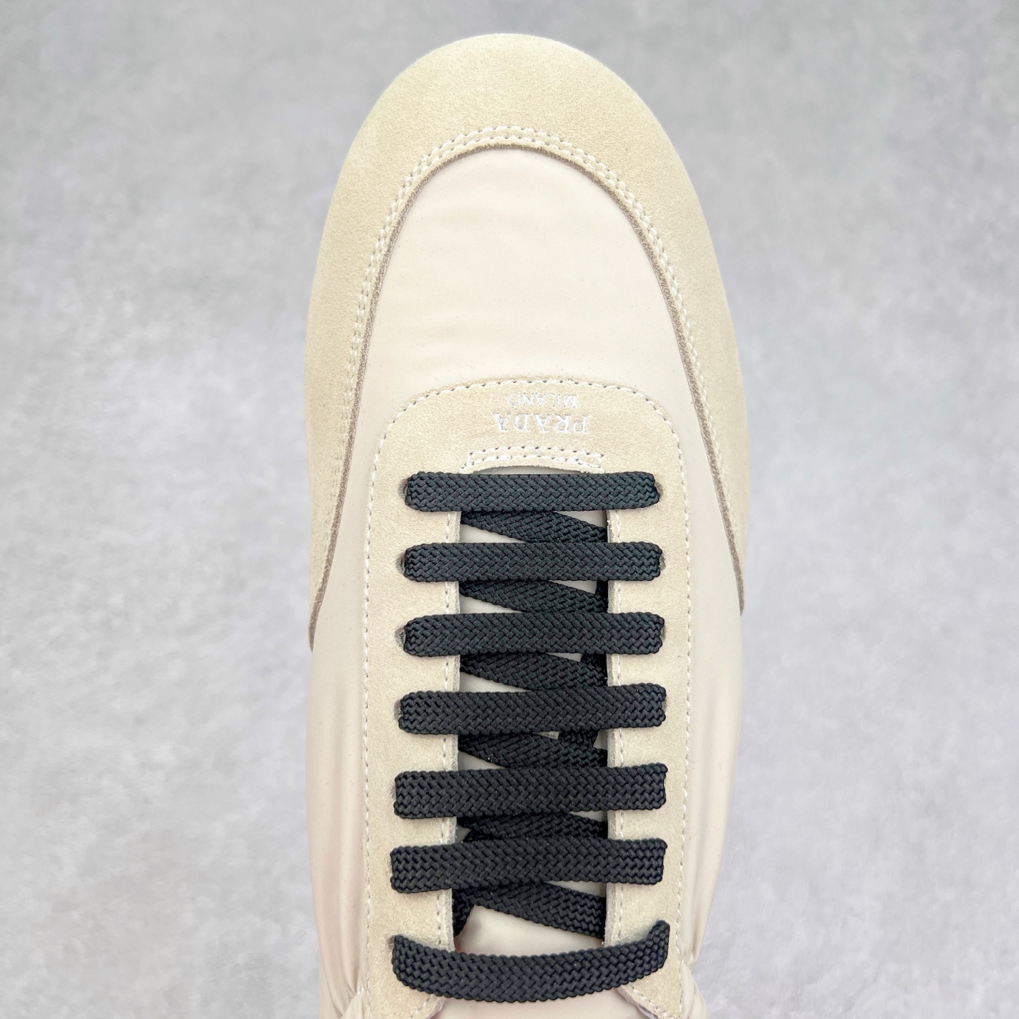 图片[4]-Prada 普拉达早春夏秀款薄底德训鞋 2025ss秀款出境率最高的单品 原版1比1开发 面料丝光牛反绒 牛皮垫脚 橡胶大底 内里羊皮包裹 软软糯糯的 鞋垫加厚小羊皮 踩上去无比舒适 有支撑感 又包裹得很好的感觉 鞋型包裹感十足 轻便好穿实用的一款休闲鞋 原版开模橡胶大底 尺码：35 36 37 38 39 40 41 42 43 44-选品中心