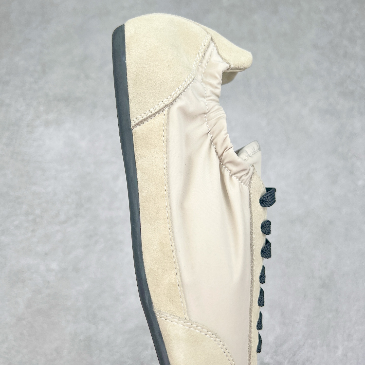 图片[6]-Prada 普拉达早春夏秀款薄底德训鞋 2025ss秀款出境率最高的单品 原版1比1开发 面料丝光牛反绒 牛皮垫脚 橡胶大底 内里羊皮包裹 软软糯糯的 鞋垫加厚小羊皮 踩上去无比舒适 有支撑感 又包裹得很好的感觉 鞋型包裹感十足 轻便好穿实用的一款休闲鞋 原版开模橡胶大底 尺码：35 36 37 38 39 40 41 42 43 44-选品中心