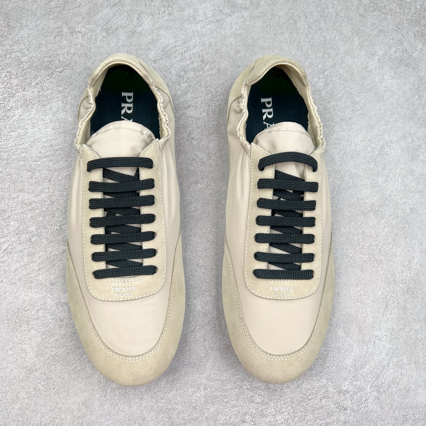 图片[2]-Prada 普拉达早春夏秀款薄底德训鞋 2025ss秀款出境率最高的单品 原版1比1开发 面料丝光牛反绒 牛皮垫脚 橡胶大底 内里羊皮包裹 软软糯糯的 鞋垫加厚小羊皮 踩上去无比舒适 有支撑感 又包裹得很好的感觉 鞋型包裹感十足 轻便好穿实用的一款休闲鞋 原版开模橡胶大底 尺码：35 36 37 38 39 40 41 42 43 44-选品中心