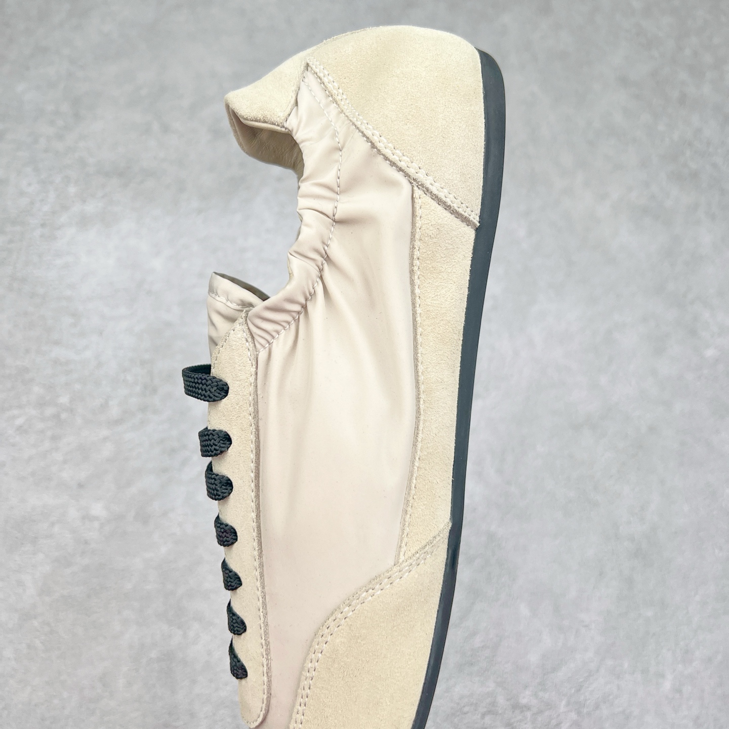 图片[7]-Prada 普拉达早春夏秀款薄底德训鞋 2025ss秀款出境率最高的单品 原版1比1开发 面料丝光牛反绒 牛皮垫脚 橡胶大底 内里羊皮包裹 软软糯糯的 鞋垫加厚小羊皮 踩上去无比舒适 有支撑感 又包裹得很好的感觉 鞋型包裹感十足 轻便好穿实用的一款休闲鞋 原版开模橡胶大底 尺码：35 36 37 38 39 40 41 42 43 44-选品中心