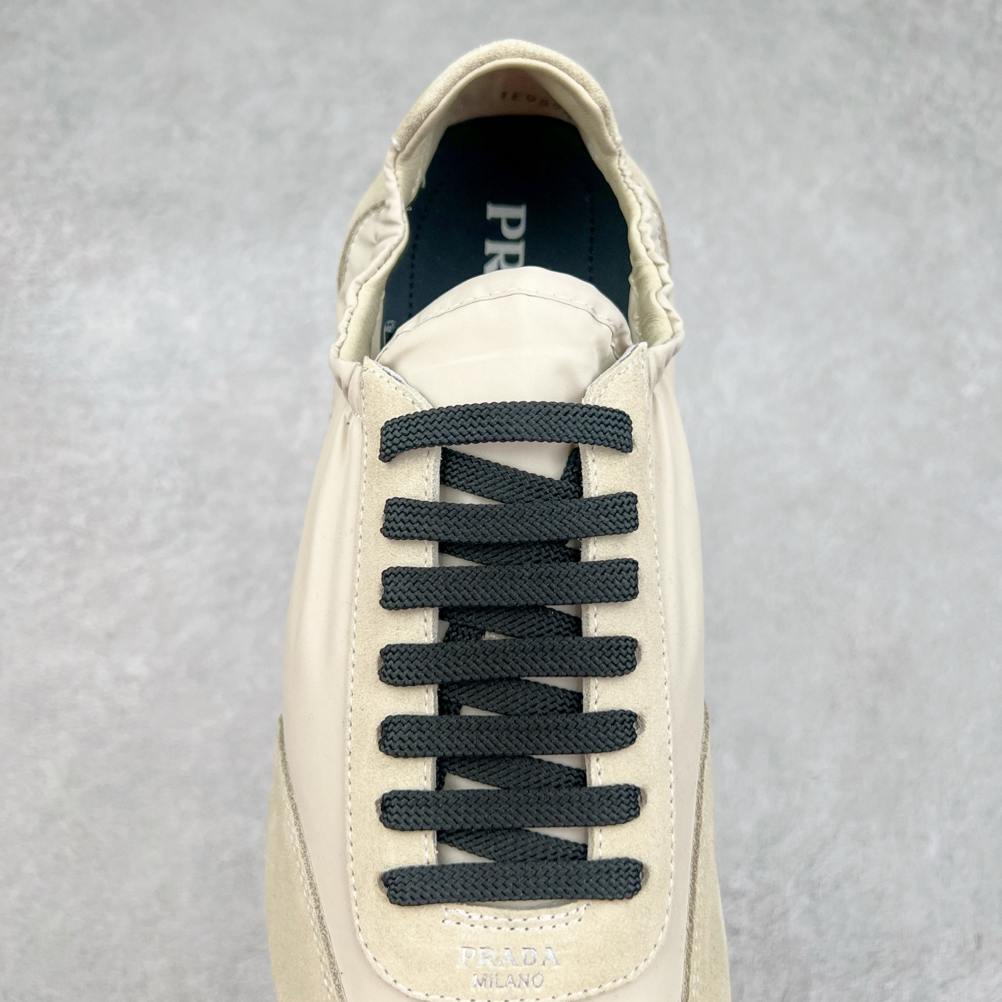 图片[5]-Prada 普拉达早春夏秀款薄底德训鞋 2025ss秀款出境率最高的单品 原版1比1开发 面料丝光牛反绒 牛皮垫脚 橡胶大底 内里羊皮包裹 软软糯糯的 鞋垫加厚小羊皮 踩上去无比舒适 有支撑感 又包裹得很好的感觉 鞋型包裹感十足 轻便好穿实用的一款休闲鞋 原版开模橡胶大底 尺码：35 36 37 38 39 40 41 42 43 44-选品中心
