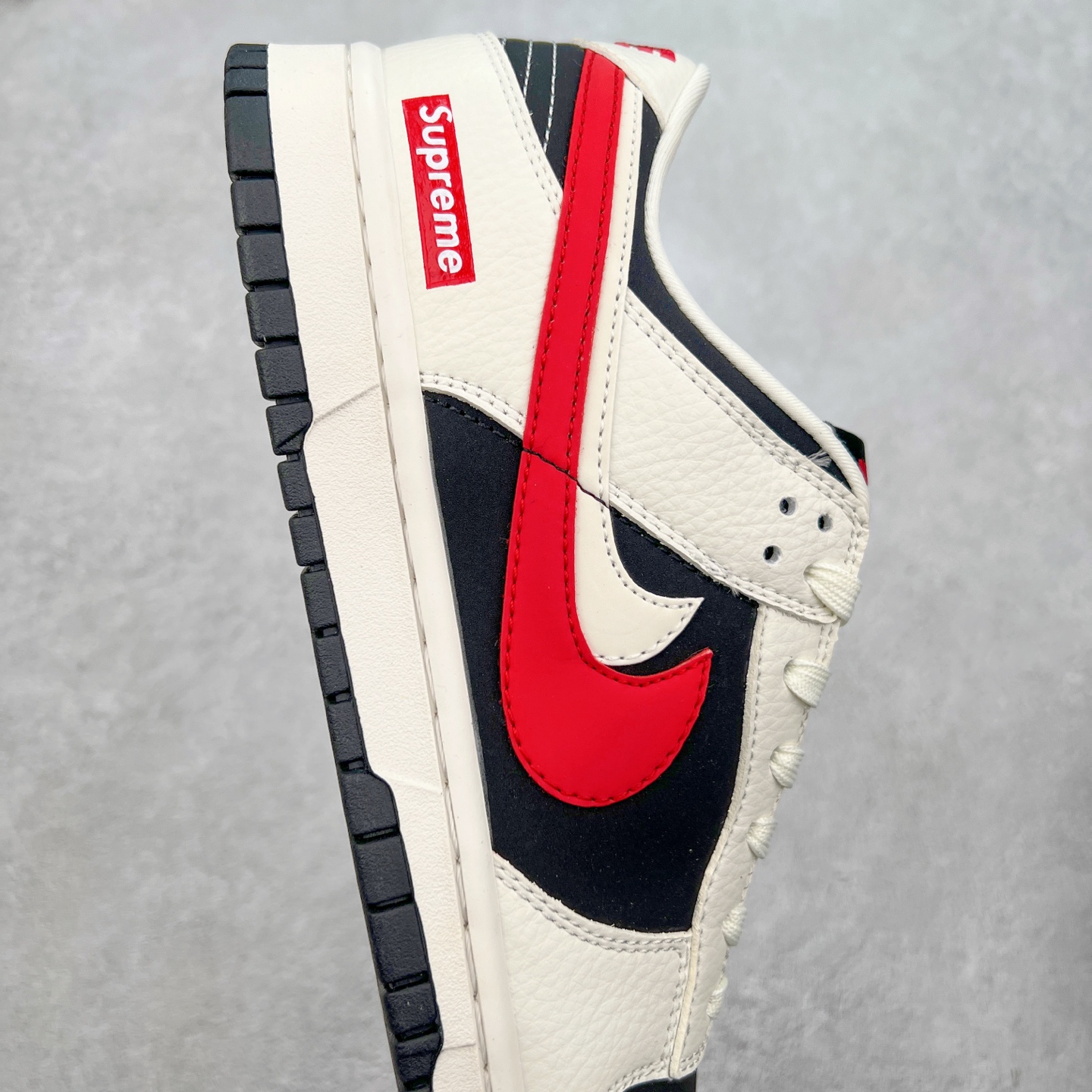 图片[6]-NK Dunk Low 定制配色 CS1688-102 大厂出品 极力推荐 原装头层材料 独家版型蒸餾加工帶來的是更好的视觉和脚感体验大厂纯原品质出货 清洁度 电绣工艺 皮料切割干净无任何毛边 细节完美 实拍调校N版已经零色差零失真 百分百还原实物色彩所见即所得 不存在货不对板色差等低级问题 选购参考实物拍摄 不混卖不参货 只用心做好货严格选品 承诺混一赔十 尺码：36 36.5 37.5 38 38.5 39 40 40.5 41 42 42.5 43 44 44.5 45-选品中心