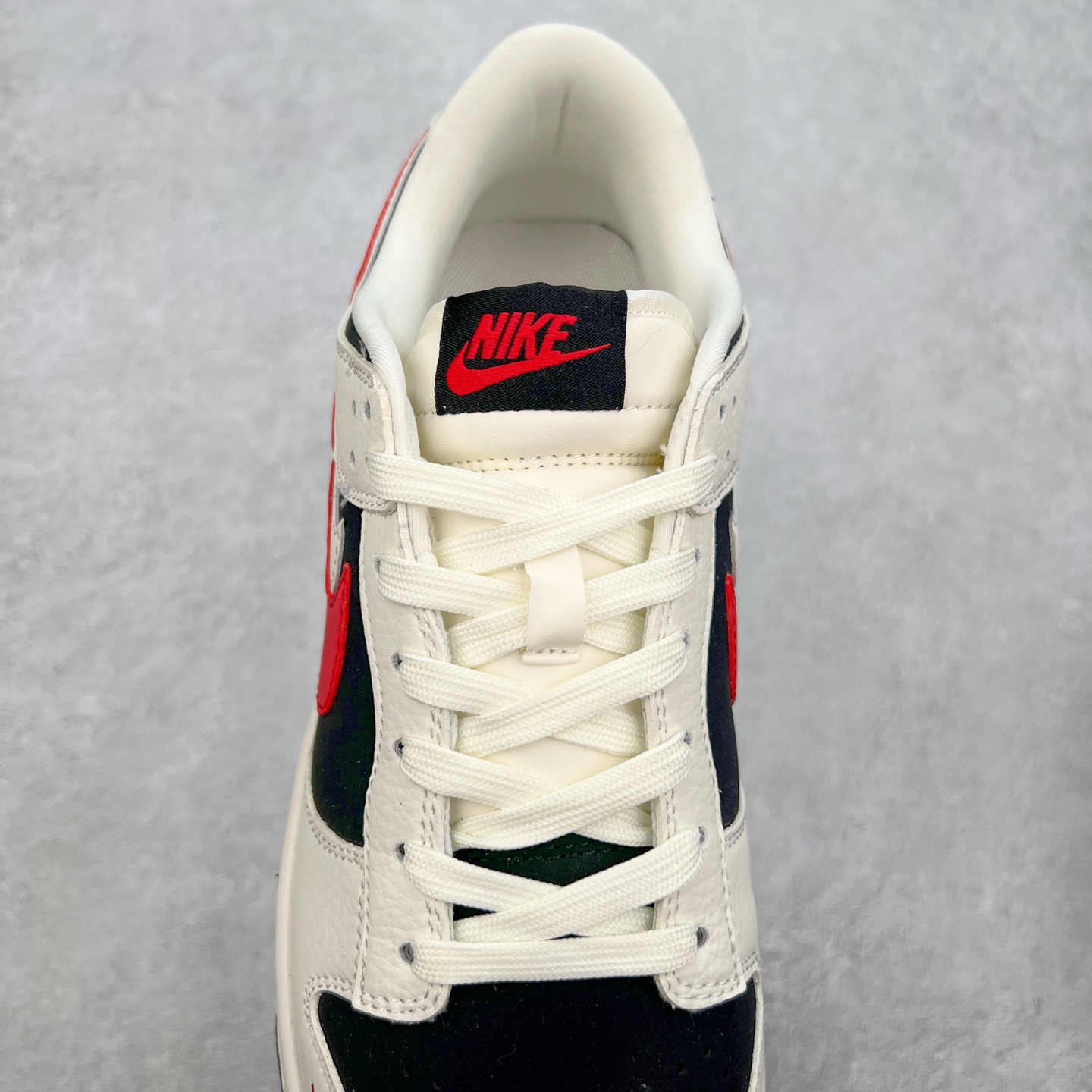 图片[5]-NK Dunk Low 定制配色 CS1688-102 大厂出品 极力推荐 原装头层材料 独家版型蒸餾加工帶來的是更好的视觉和脚感体验大厂纯原品质出货 清洁度 电绣工艺 皮料切割干净无任何毛边 细节完美 实拍调校N版已经零色差零失真 百分百还原实物色彩所见即所得 不存在货不对板色差等低级问题 选购参考实物拍摄 不混卖不参货 只用心做好货严格选品 承诺混一赔十 尺码：36 36.5 37.5 38 38.5 39 40 40.5 41 42 42.5 43 44 44.5 45-选品中心