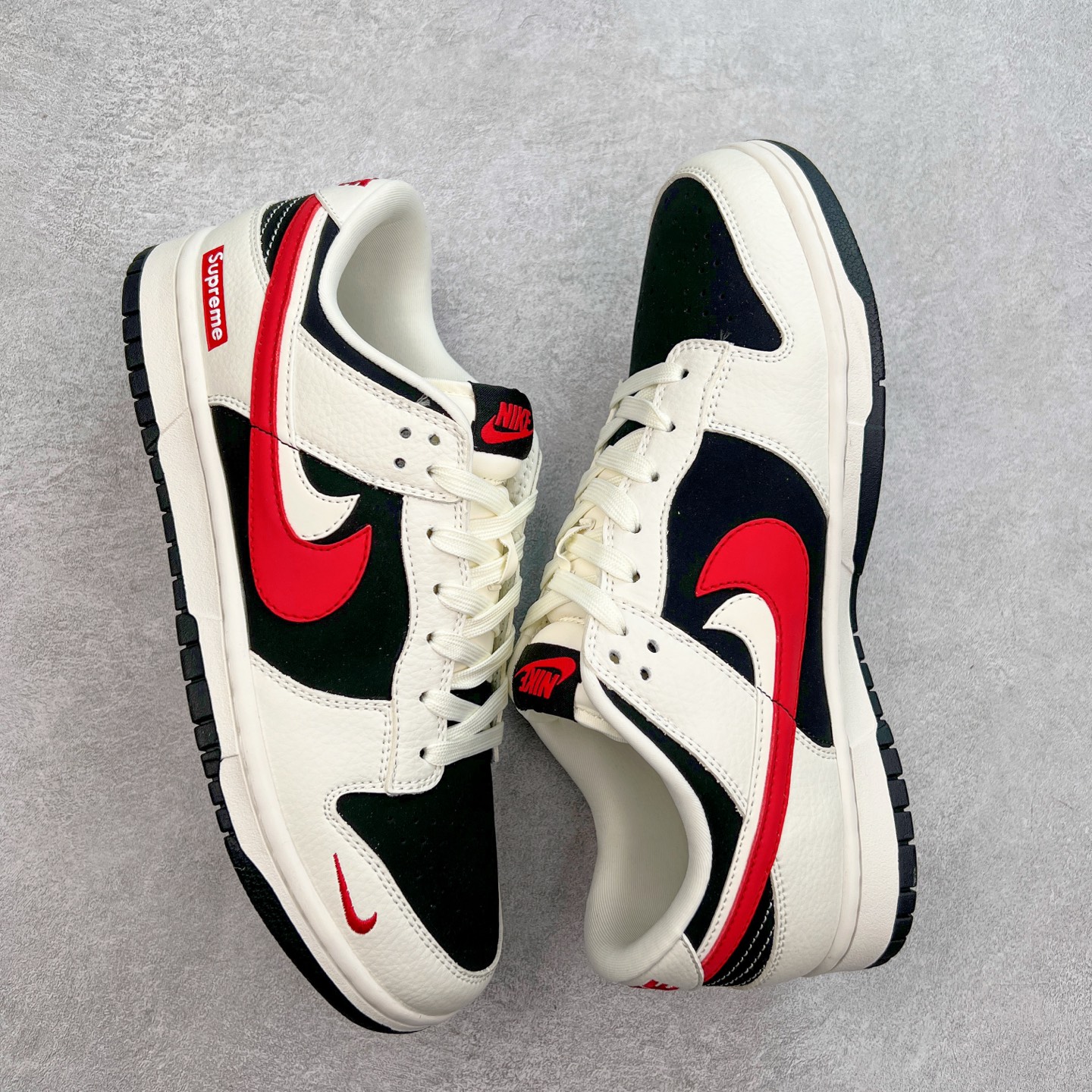 图片[3]-NK Dunk Low 定制配色 CS1688-102 大厂出品 极力推荐 原装头层材料 独家版型蒸餾加工帶來的是更好的视觉和脚感体验大厂纯原品质出货 清洁度 电绣工艺 皮料切割干净无任何毛边 细节完美 实拍调校N版已经零色差零失真 百分百还原实物色彩所见即所得 不存在货不对板色差等低级问题 选购参考实物拍摄 不混卖不参货 只用心做好货严格选品 承诺混一赔十 尺码：36 36.5 37.5 38 38.5 39 40 40.5 41 42 42.5 43 44 44.5 45-选品中心