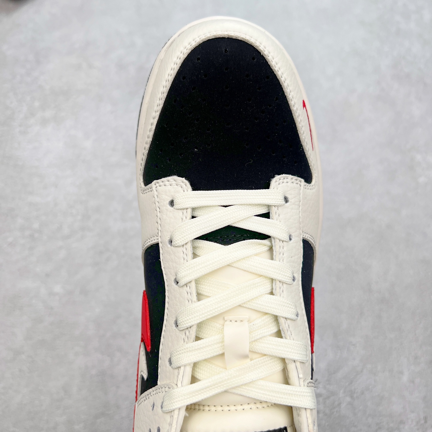 图片[4]-NK Dunk Low 定制配色 CS1688-102 大厂出品 极力推荐 原装头层材料 独家版型蒸餾加工帶來的是更好的视觉和脚感体验大厂纯原品质出货 清洁度 电绣工艺 皮料切割干净无任何毛边 细节完美 实拍调校N版已经零色差零失真 百分百还原实物色彩所见即所得 不存在货不对板色差等低级问题 选购参考实物拍摄 不混卖不参货 只用心做好货严格选品 承诺混一赔十 尺码：36 36.5 37.5 38 38.5 39 40 40.5 41 42 42.5 43 44 44.5 45-选品中心