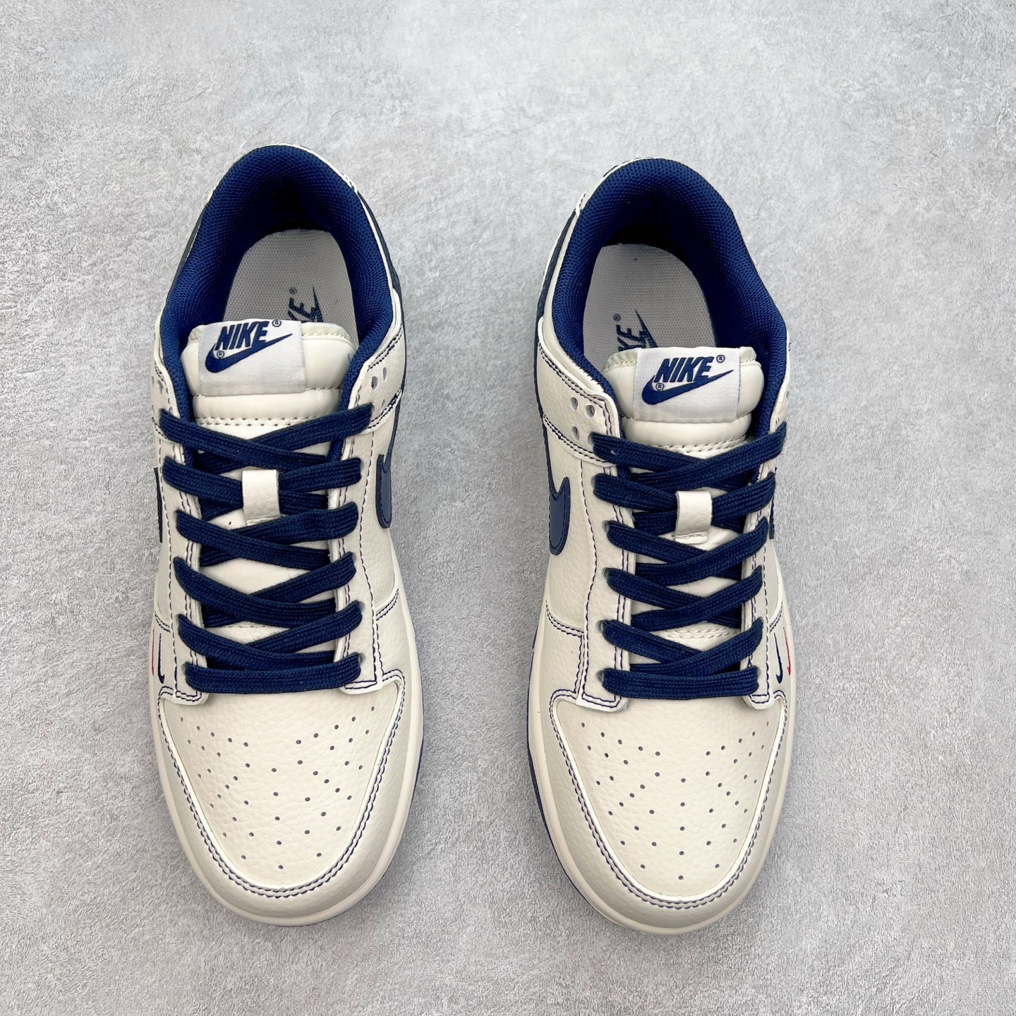 图片[2]-NK Dunk Low 定制配色 XX2025-315 大厂出品 极力推荐 原装头层材料 独家版型蒸餾加工帶來的是更好的视觉和脚感体验大厂纯原品质出货 清洁度 电绣工艺 皮料切割干净无任何毛边 细节完美 实拍调校N版已经零色差零失真 百分百还原实物色彩所见即所得 不存在货不对板色差等低级问题 选购参考实物拍摄 不混卖不参货 只用心做好货严格选品 承诺混一赔十 尺码：36 36.5 37.5 38 38.5 39 40 40.5 41 42 42.5 43 44 44.5 45-选品中心