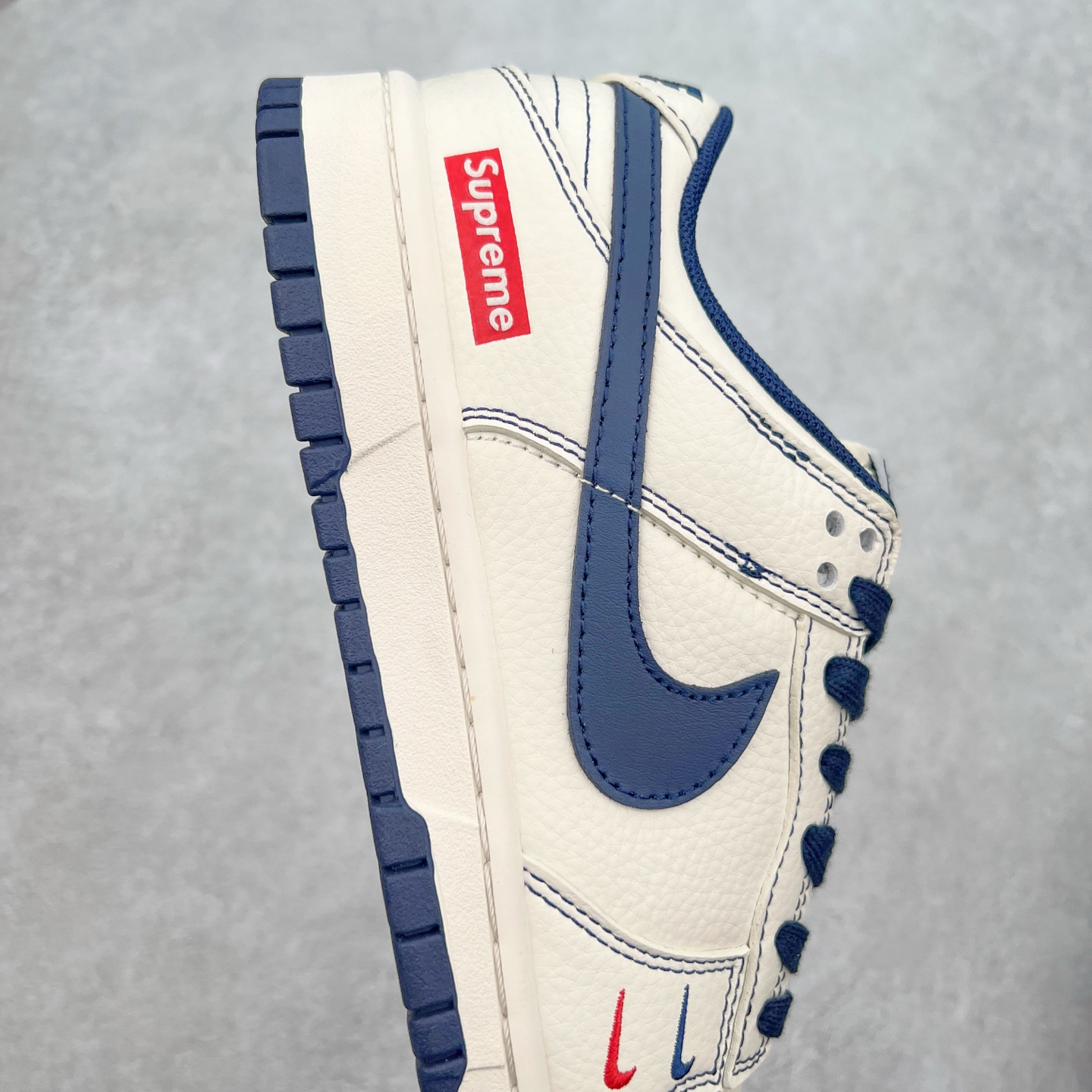 图片[6]-NK Dunk Low 定制配色 XX2025-315 大厂出品 极力推荐 原装头层材料 独家版型蒸餾加工帶來的是更好的视觉和脚感体验大厂纯原品质出货 清洁度 电绣工艺 皮料切割干净无任何毛边 细节完美 实拍调校N版已经零色差零失真 百分百还原实物色彩所见即所得 不存在货不对板色差等低级问题 选购参考实物拍摄 不混卖不参货 只用心做好货严格选品 承诺混一赔十 尺码：36 36.5 37.5 38 38.5 39 40 40.5 41 42 42.5 43 44 44.5 45-选品中心