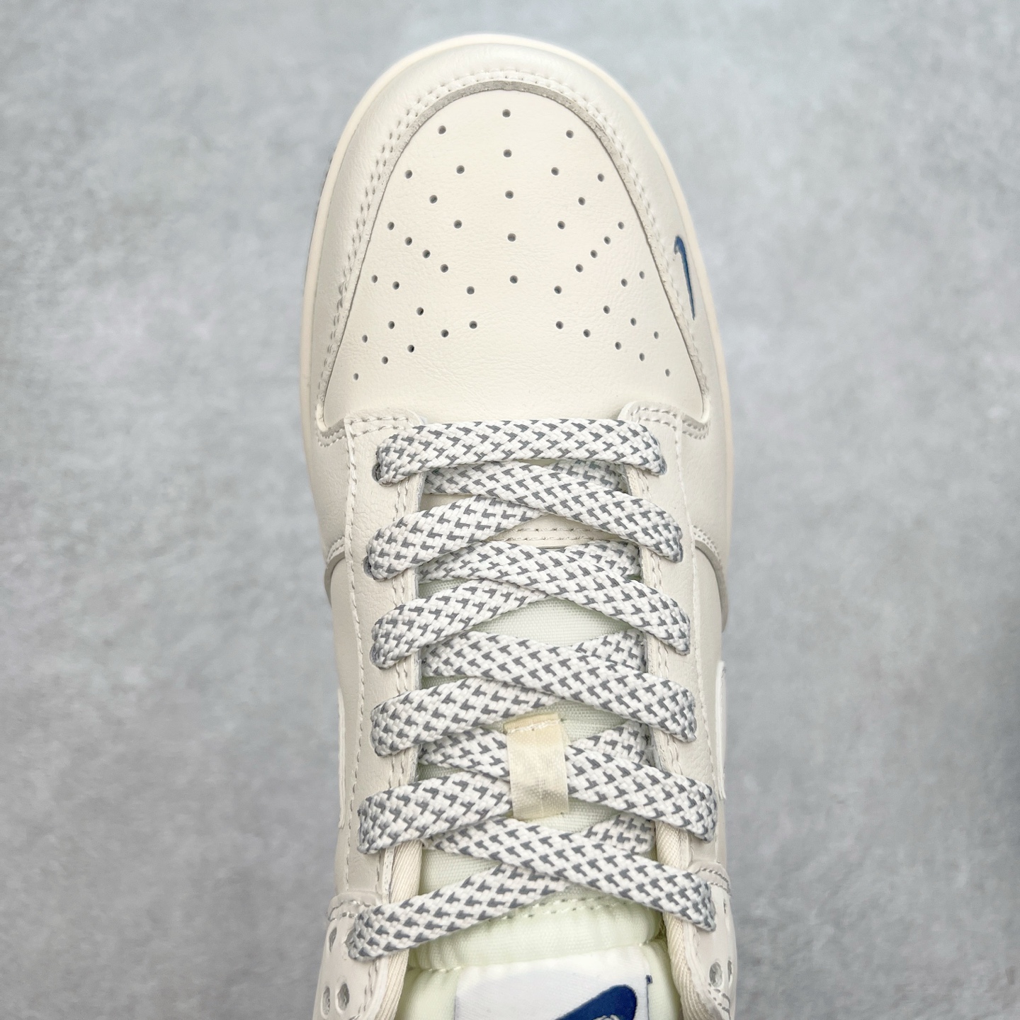 图片[4]-NK Dunk Low 定制配色 XX8888-003 大厂出品 极力推荐 原装头层材料 独家版型蒸餾加工帶來的是更好的视觉和脚感体验大厂纯原品质出货 清洁度 电绣工艺 皮料切割干净无任何毛边 细节完美 实拍调校N版已经零色差零失真 百分百还原实物色彩所见即所得 不存在货不对板色差等低级问题 选购参考实物拍摄 不混卖不参货 只用心做好货严格选品 承诺混一赔十 尺码：36 36.5 37.5 38 38.5 39 40 40.5 41 42 42.5 43 44 44.5 45-选品中心