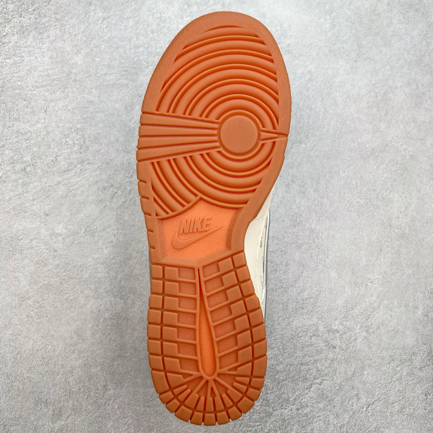 图片[9]-NK Dunk Low 定制配色 XS6089-531 大厂出品 极力推荐 原装头层材料 独家版型蒸餾加工帶來的是更好的视觉和脚感体验大厂纯原品质出货 清洁度 电绣工艺 皮料切割干净无任何毛边 细节完美 实拍调校N版已经零色差零失真 百分百还原实物色彩所见即所得 不存在货不对板色差等低级问题 选购参考实物拍摄 不混卖不参货 只用心做好货严格选品 承诺混一赔十 尺码：36 36.5 37.5 38 38.5 39 40 40.5 41 42 42.5 43 44 44.5 45-选品中心