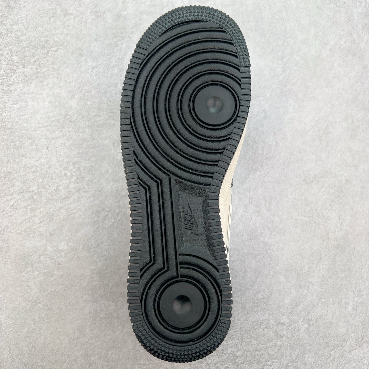 图片[9]-NK Air Force 1´07 Low 空军一号低帮百搭休闲运动板鞋 HH7518-049 柔软、弹性十足的缓震性能和出色的中底设计 横跨复古与现代的外型结合 造就出风靡全球 三十多年的Force 1 直到今天还深受青睐 实拍调校N版已经零色差零失真 百分百还原实物色彩所见即所得 不存在货不对板色差等低级问题 选购参考实物拍摄 不混卖不参货 只用心做好货严格选品 承诺混一赔十 尺码：36 36.5 37.5 38 38.5 39 40 40.5 41 42 42.5 43 44 44.5 45-选品中心