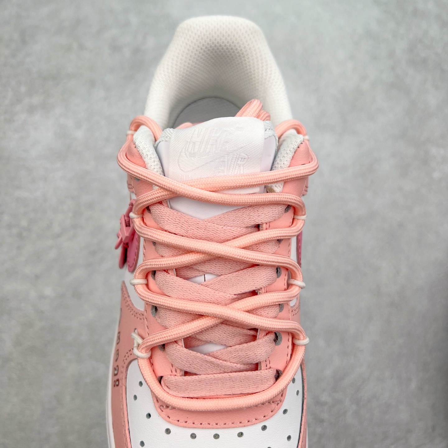 图片[5]-NK Air Force 1´07 Low 空军一号低帮百搭休闲运动板鞋 YY2023-762 柔软、弹性十足的缓震性能和出色的中底设计 横跨复古与现代的外型结合 造就出风靡全球 三十多年的Force 1 直到今天还深受青睐 实拍调校N版已经零色差零失真 百分百还原实物色彩所见即所得 不存在货不对板色差等低级问题 选购参考实物拍摄 不混卖不参货 只用心做好货严格选品 承诺混一赔十 尺码：36 36.5 37.5 38 38.5 39 40 40.5 41 42 42.5 43 44 44.5 45-选品中心