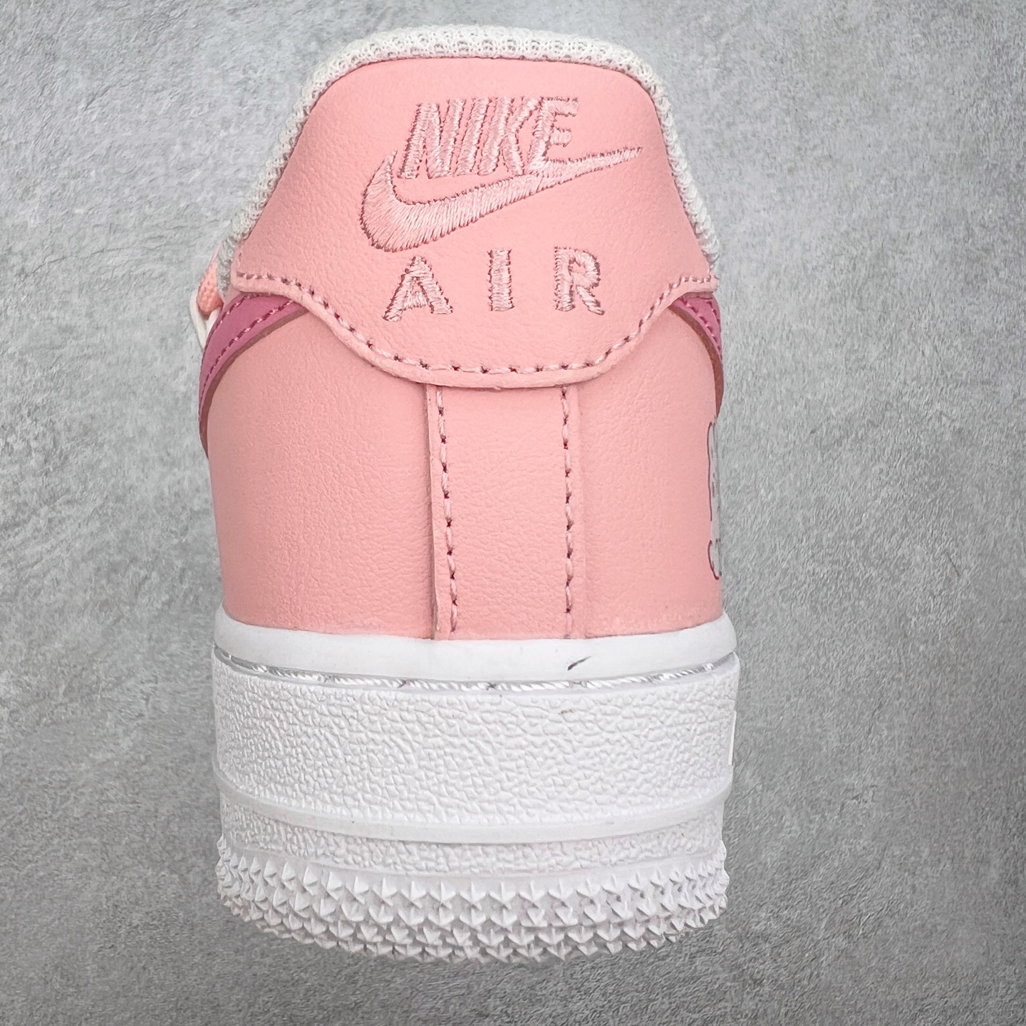 图片[8]-NK Air Force 1´07 Low 空军一号低帮百搭休闲运动板鞋 YY2023-762 柔软、弹性十足的缓震性能和出色的中底设计 横跨复古与现代的外型结合 造就出风靡全球 三十多年的Force 1 直到今天还深受青睐 实拍调校N版已经零色差零失真 百分百还原实物色彩所见即所得 不存在货不对板色差等低级问题 选购参考实物拍摄 不混卖不参货 只用心做好货严格选品 承诺混一赔十 尺码：36 36.5 37.5 38 38.5 39 40 40.5 41 42 42.5 43 44 44.5 45-选品中心