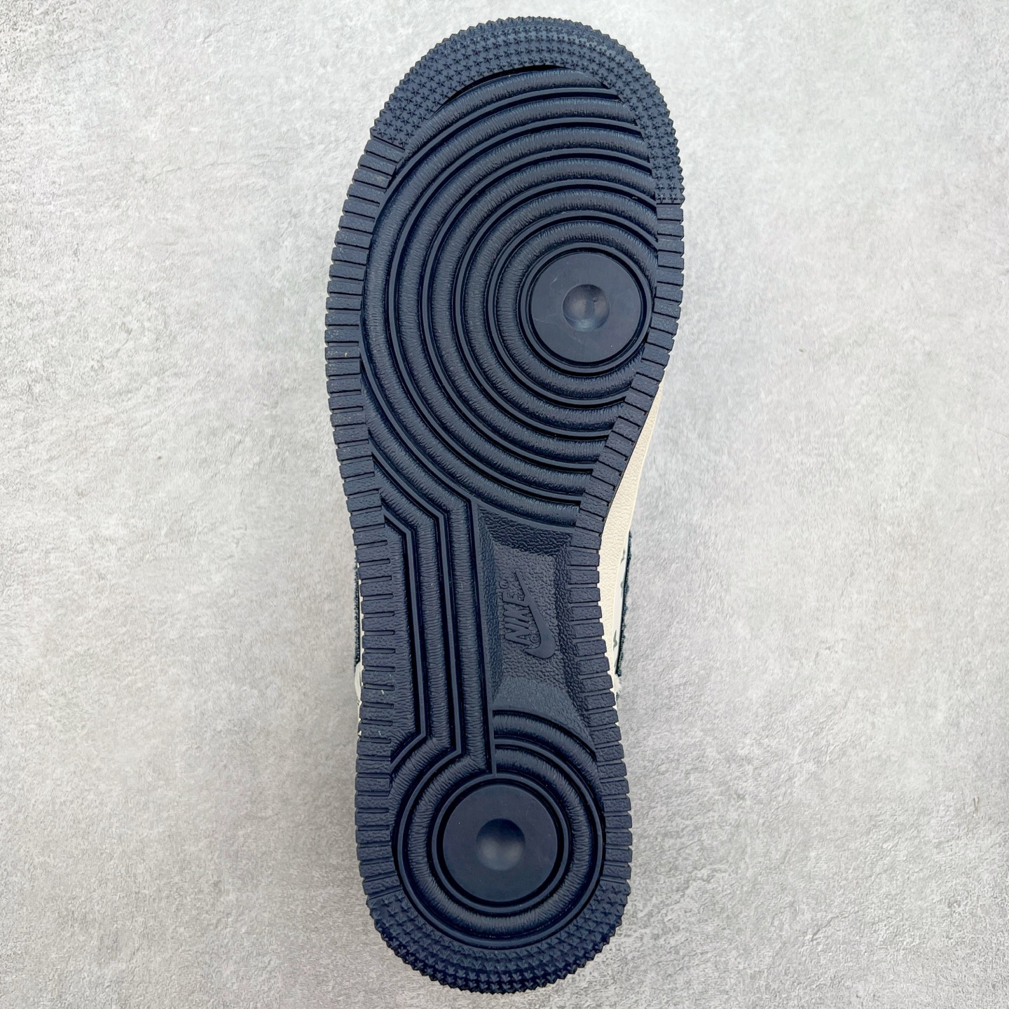 图片[9]-NK Air Force 1´07 Low 空军一号低帮百搭休闲运动板鞋 DM6868-060 柔软、弹性十足的缓震性能和出色的中底设计 横跨复古与现代的外型结合 造就出风靡全球 三十多年的Force 1 直到今天还深受青睐 实拍调校N版已经零色差零失真 百分百还原实物色彩所见即所得 不存在货不对板色差等低级问题 选购参考实物拍摄 不混卖不参货 只用心做好货严格选品 承诺混一赔十 尺码：36 36.5 37.5 38 38.5 39 40 40.5 41 42 42.5 43 44 44.5 45-选品中心