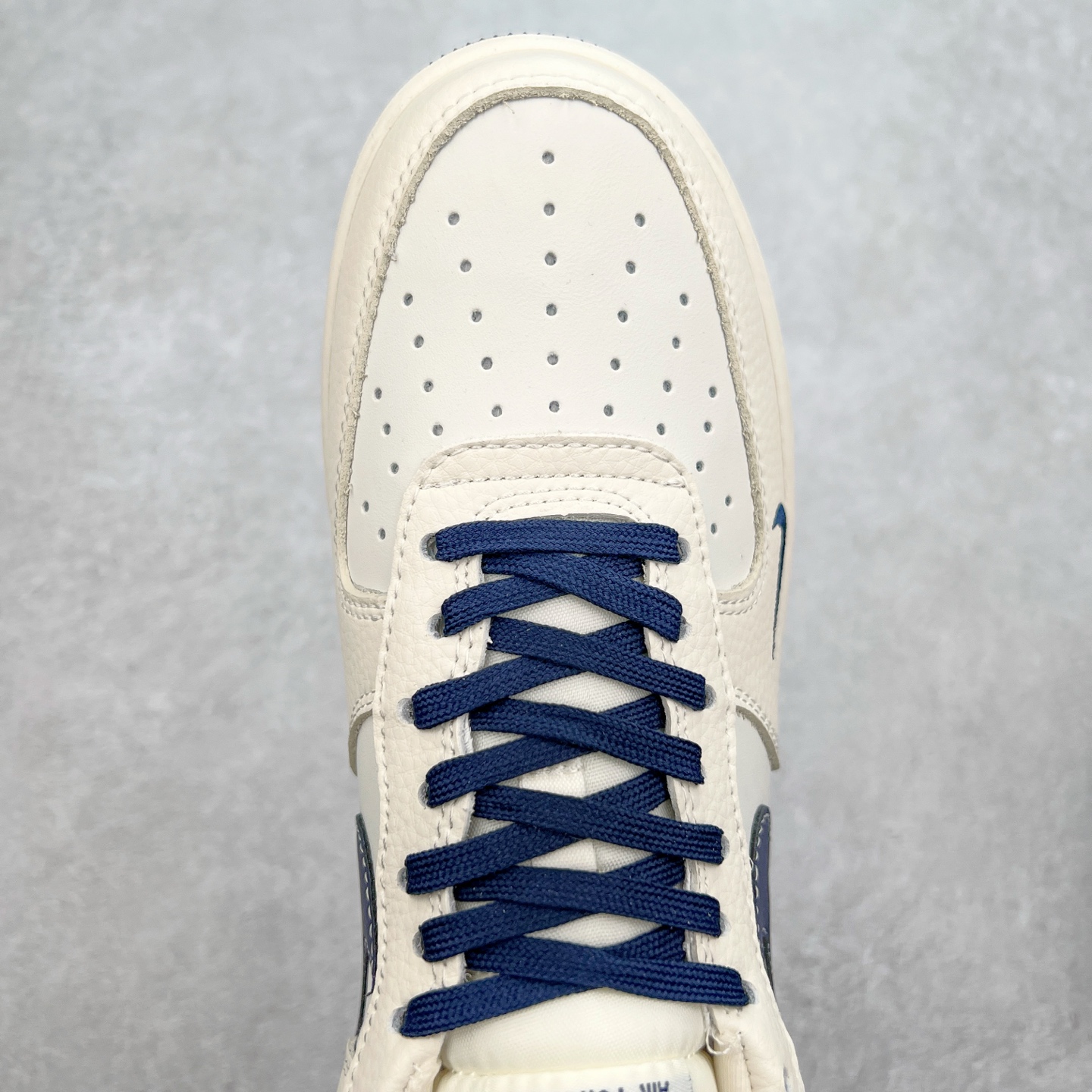 图片[4]-NK Air Force 1´07 Low 空军一号低帮百搭休闲运动板鞋 KK1988-067 柔软、弹性十足的缓震性能和出色的中底设计 横跨复古与现代的外型结合 造就出风靡全球 三十多年的Force 1 直到今天还深受青睐 实拍调校N版已经零色差零失真 百分百还原实物色彩所见即所得 不存在货不对板色差等低级问题 选购参考实物拍摄 不混卖不参货 只用心做好货严格选品 承诺混一赔十 尺码：36 36.5 37.5 38 38.5 39 40 40.5 41 42 42.5 43 44 44.5 45-选品中心