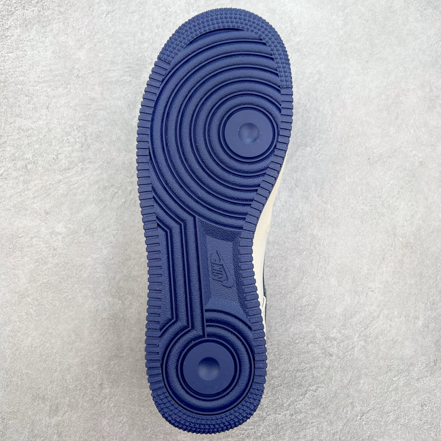 图片[9]-NK Air Force 1´07 Low 空军一号低帮百搭休闲运动板鞋 KK1988-067 柔软、弹性十足的缓震性能和出色的中底设计 横跨复古与现代的外型结合 造就出风靡全球 三十多年的Force 1 直到今天还深受青睐 实拍调校N版已经零色差零失真 百分百还原实物色彩所见即所得 不存在货不对板色差等低级问题 选购参考实物拍摄 不混卖不参货 只用心做好货严格选品 承诺混一赔十 尺码：36 36.5 37.5 38 38.5 39 40 40.5 41 42 42.5 43 44 44.5 45-选品中心