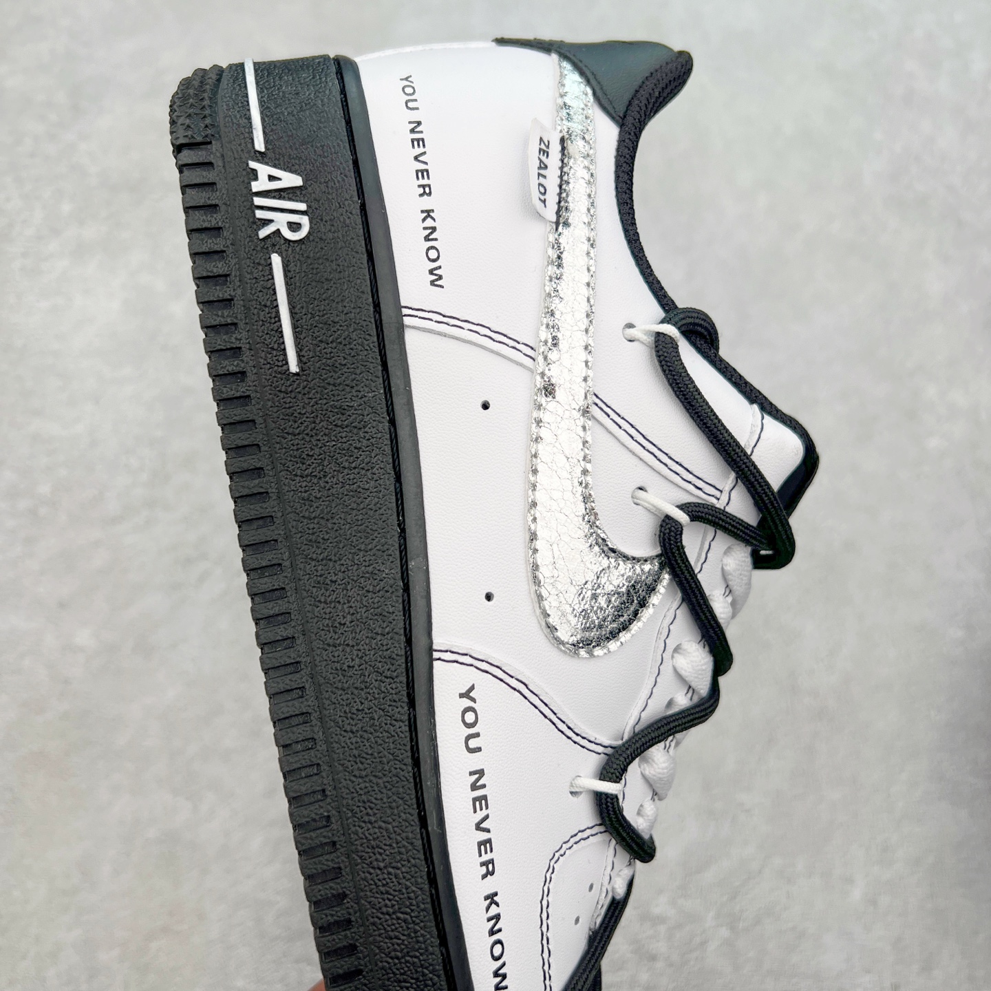 图片[6]-NK Air Force 1´07 Low 空军一号低帮百搭休闲运动板鞋 ZH0316-066 柔软、弹性十足的缓震性能和出色的中底设计 横跨复古与现代的外型结合 造就出风靡全球 三十多年的Force 1 直到今天还深受青睐 实拍调校N版已经零色差零失真 百分百还原实物色彩所见即所得 不存在货不对板色差等低级问题 选购参考实物拍摄 不混卖不参货 只用心做好货严格选品 承诺混一赔十 尺码：36 36.5 37.5 38 38.5 39 40 40.5 41 42 42.5 43 44 44.5 45-选品中心