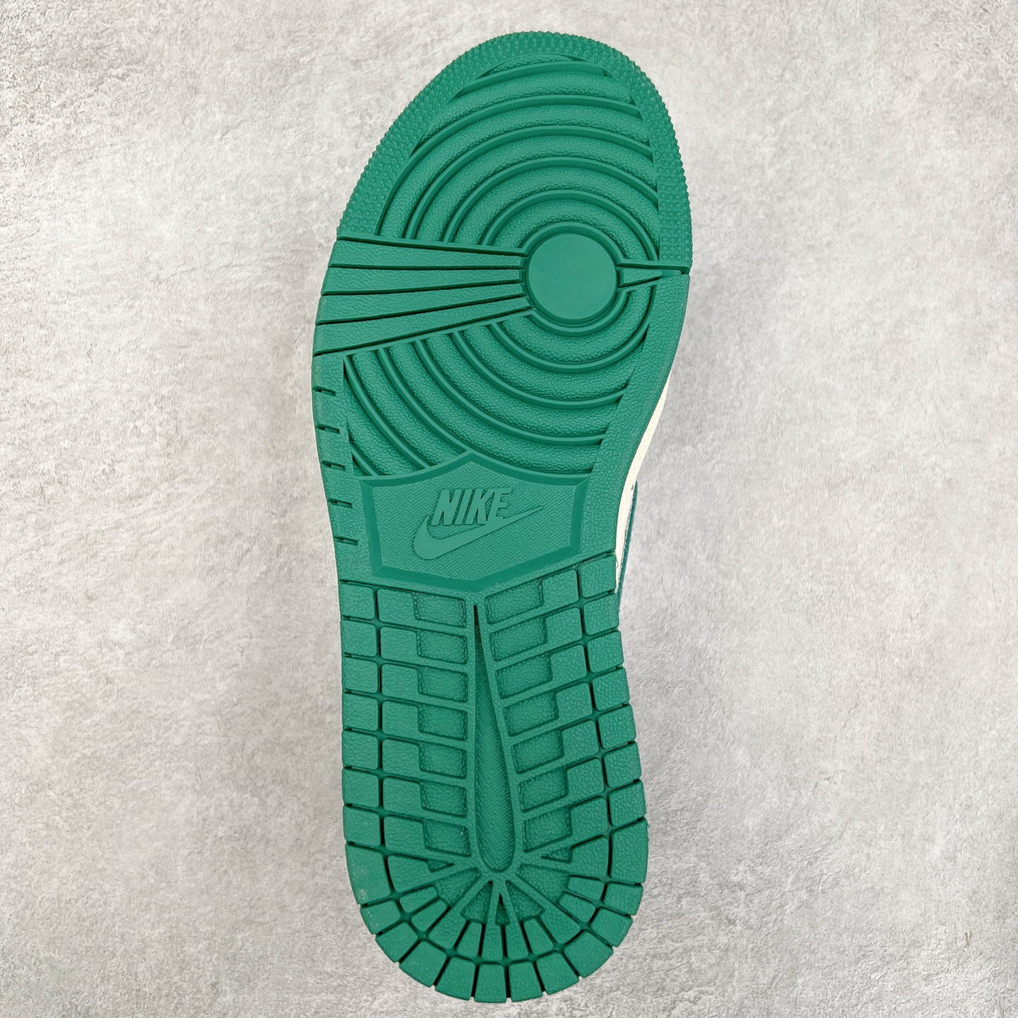 图片[9]-TS x Air Jordan AJ1 Low 倒钩低帮联名定制配色 SJ2068-112 原厂内置气垫魔块 A模大底 头层小牛皮 鞋舌AJ原厂专用牛津布+AJ专用反口珍珠布+原厂无杂质高弹内里海棉+特殊封边弹力鞋带 实拍调校N版已经零色差零失真 百分百还原实物色彩所见即所得 不存在货不对板色差等低级问题 选购参考实物拍摄 不混卖不参货 只用心做好货严格选品 承诺混一赔十 尺码：36 36.5 37.5 38 38.5 39 40 40.5 41 42 42.5 43 44 44.5 45-选品中心