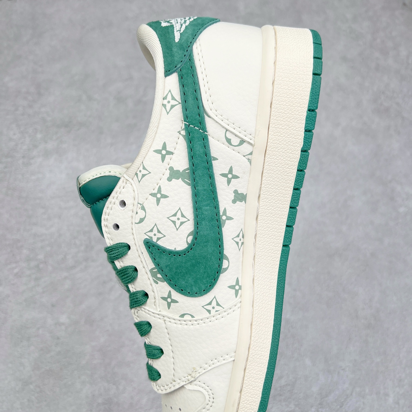 图片[7]-TS x Air Jordan AJ1 Low 倒钩低帮联名定制配色 SJ2068-112 原厂内置气垫魔块 A模大底 头层小牛皮 鞋舌AJ原厂专用牛津布+AJ专用反口珍珠布+原厂无杂质高弹内里海棉+特殊封边弹力鞋带 实拍调校N版已经零色差零失真 百分百还原实物色彩所见即所得 不存在货不对板色差等低级问题 选购参考实物拍摄 不混卖不参货 只用心做好货严格选品 承诺混一赔十 尺码：36 36.5 37.5 38 38.5 39 40 40.5 41 42 42.5 43 44 44.5 45-选品中心