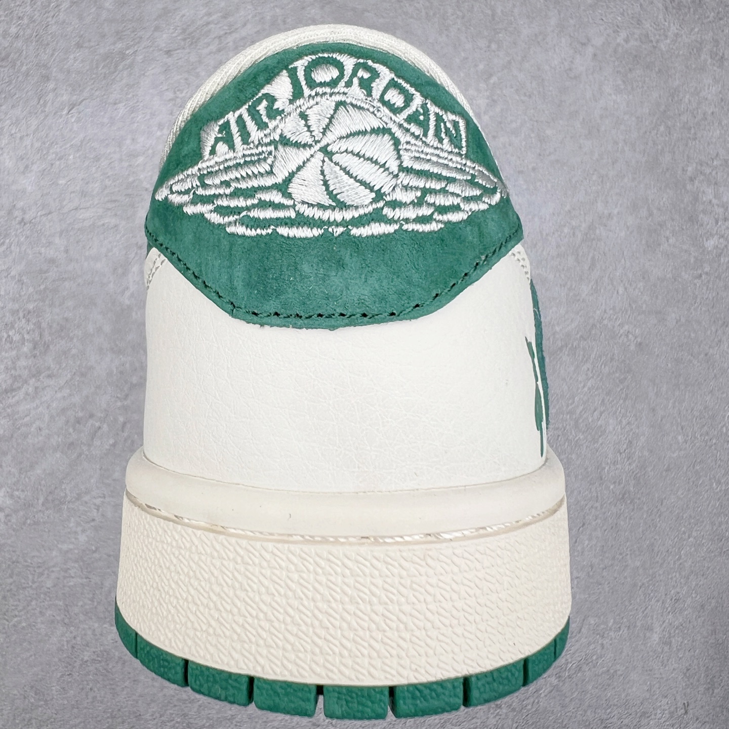 图片[8]-TS x Air Jordan AJ1 Low 倒钩低帮联名定制配色 SJ2068-112 原厂内置气垫魔块 A模大底 头层小牛皮 鞋舌AJ原厂专用牛津布+AJ专用反口珍珠布+原厂无杂质高弹内里海棉+特殊封边弹力鞋带 实拍调校N版已经零色差零失真 百分百还原实物色彩所见即所得 不存在货不对板色差等低级问题 选购参考实物拍摄 不混卖不参货 只用心做好货严格选品 承诺混一赔十 尺码：36 36.5 37.5 38 38.5 39 40 40.5 41 42 42.5 43 44 44.5 45-选品中心